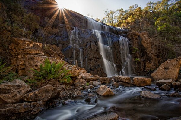 Wasserfall im Sonnenlicht