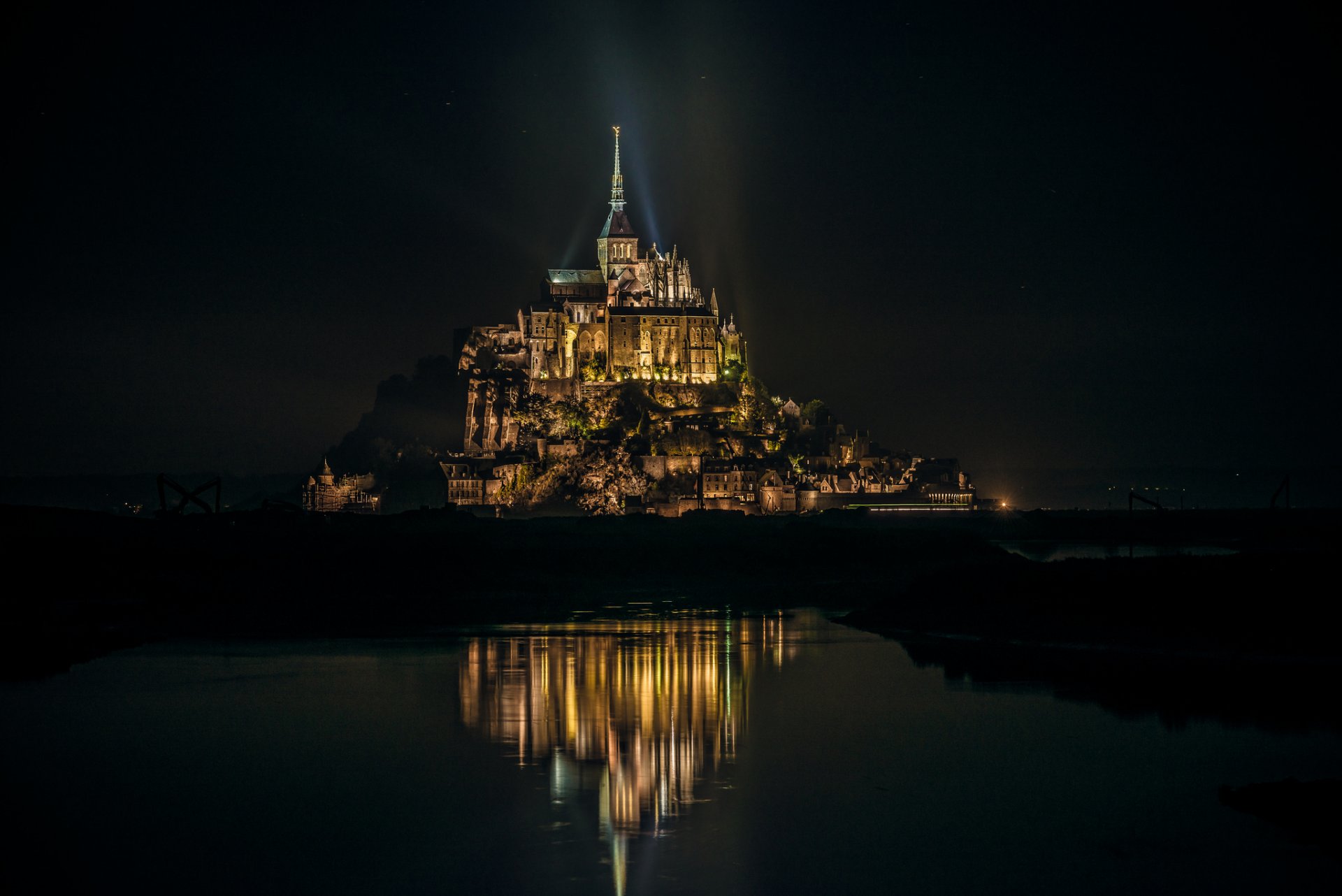 france île mont saint michel nuit éclairage réflexion