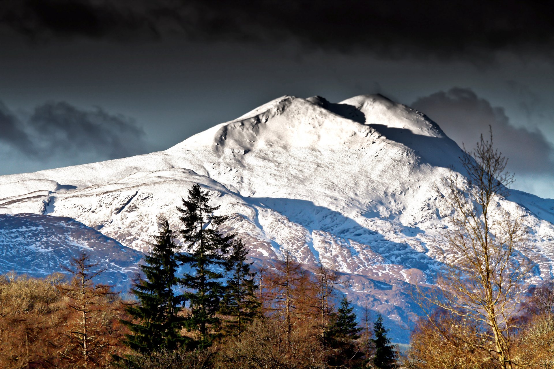 montagnes sommets pentes neige arbres ciel nuages