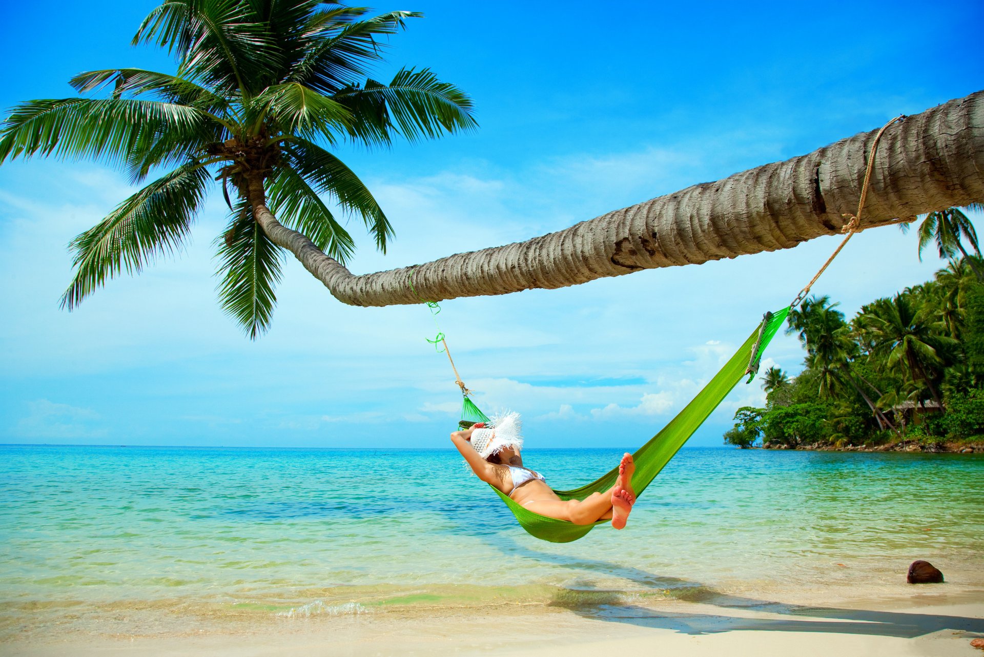 ciel mer palmier plage sable hamac fille chapeau