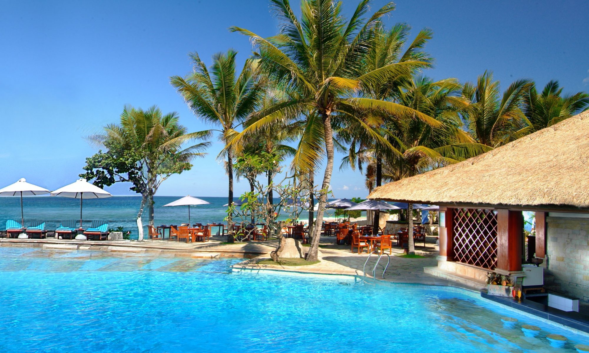 indonésie île bali palmiers mer sud été parasols piscine bungalow