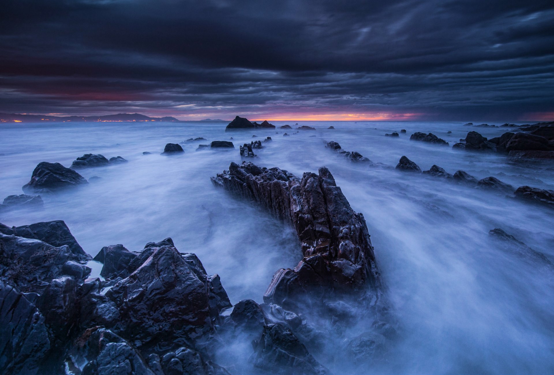 espagne golfe de gascogne côte pierres roches soirée crépuscule coucher de soleil horizon ciel nuages paysage