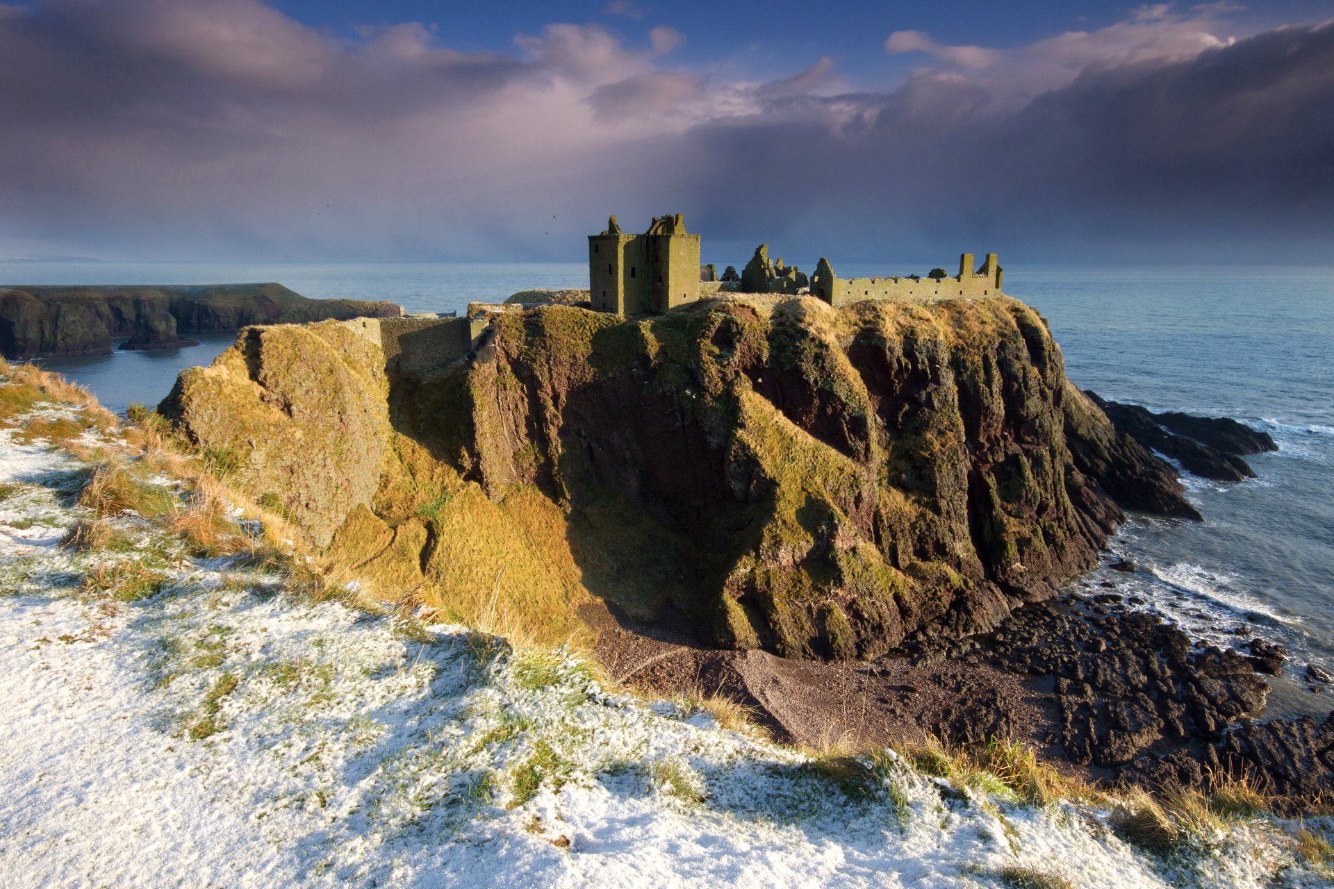 rocher château de dunnottar dunnottar écosse mer du nord côte pierres neige ciel nuages