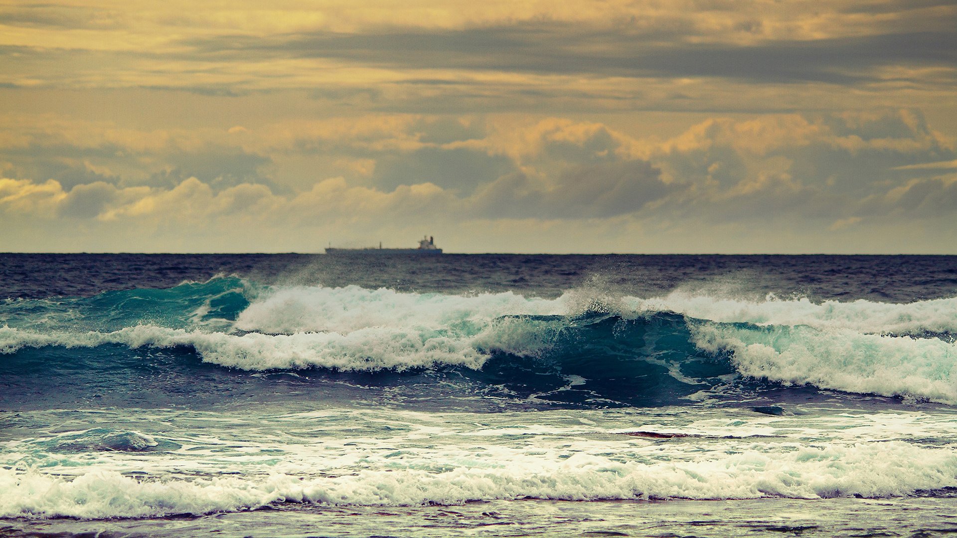 oceano onde tramonto