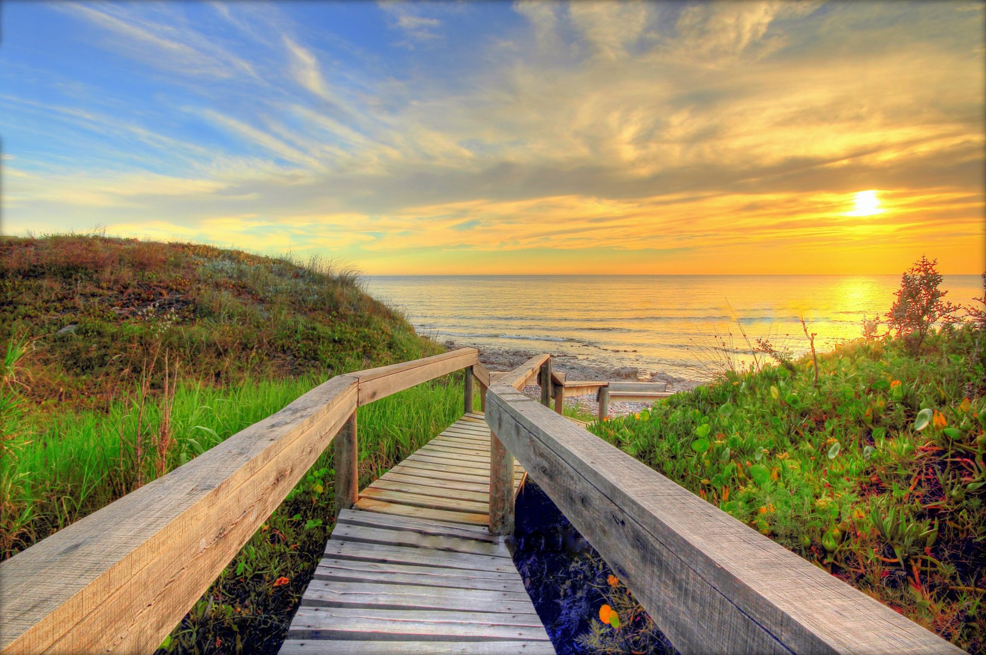 mer plage descente pont en bois soleil matin