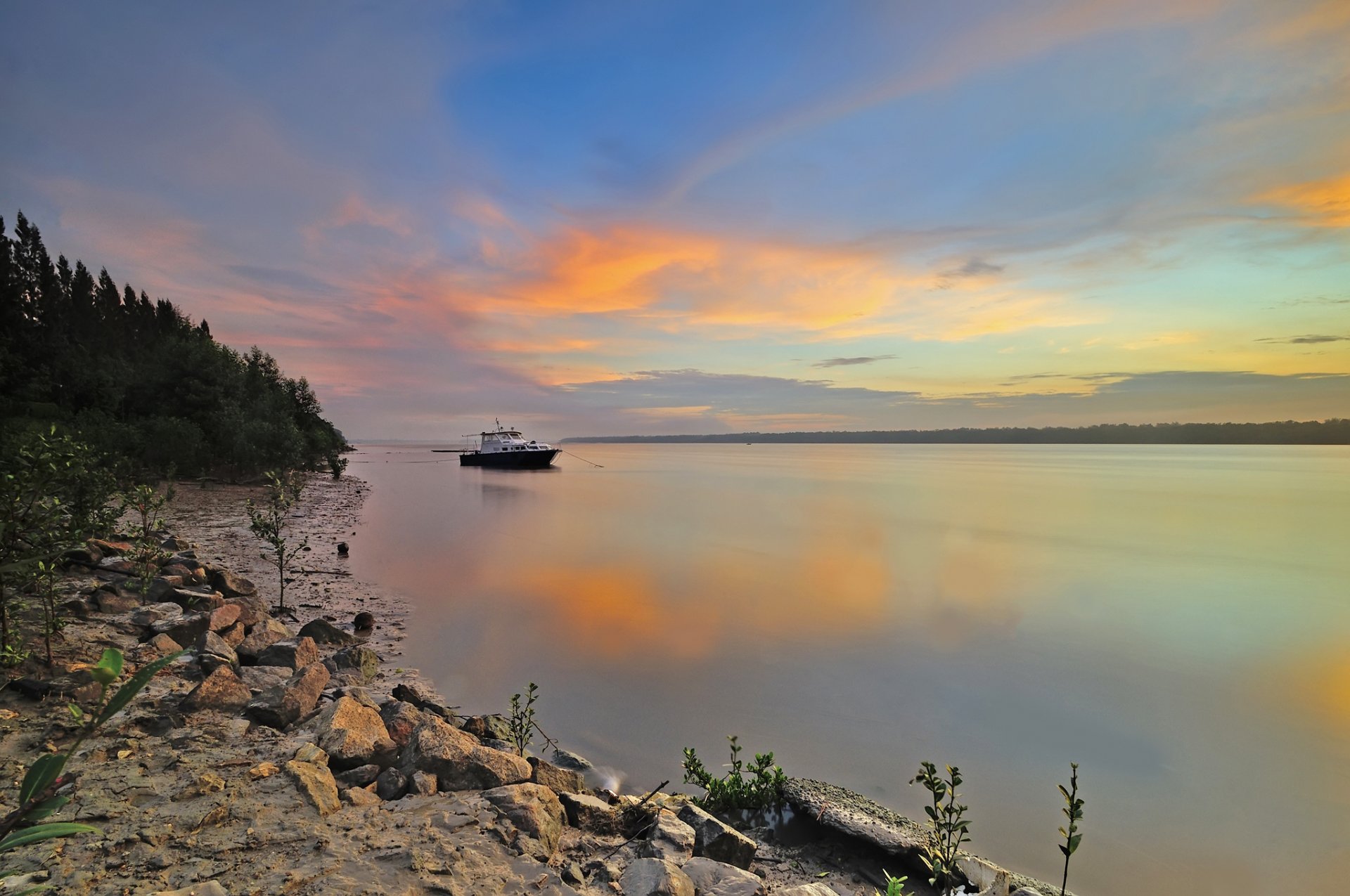 forêt rivière bateau coucher de soleil