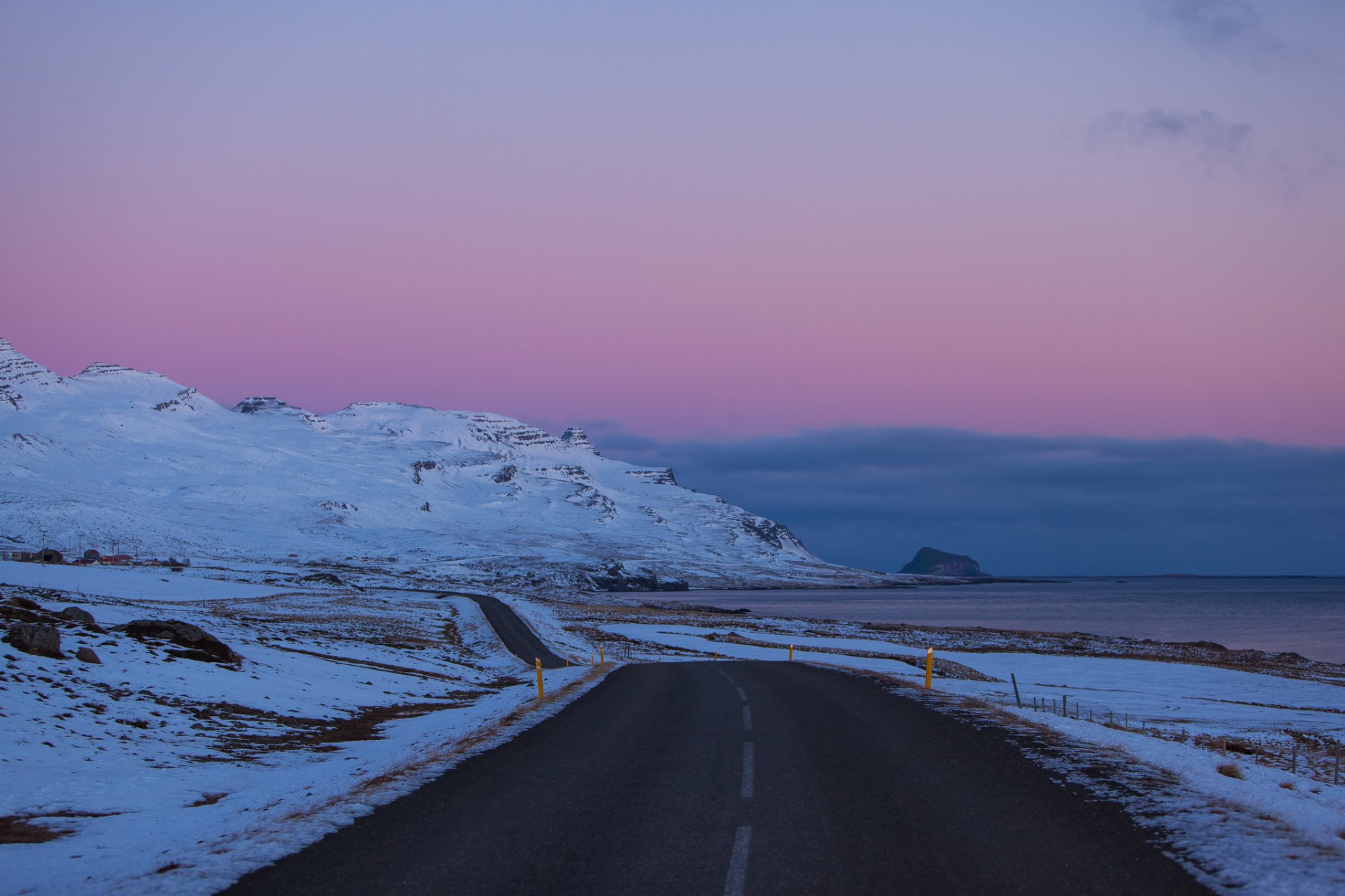 islanda strada neve sera lilla cielo nuvole