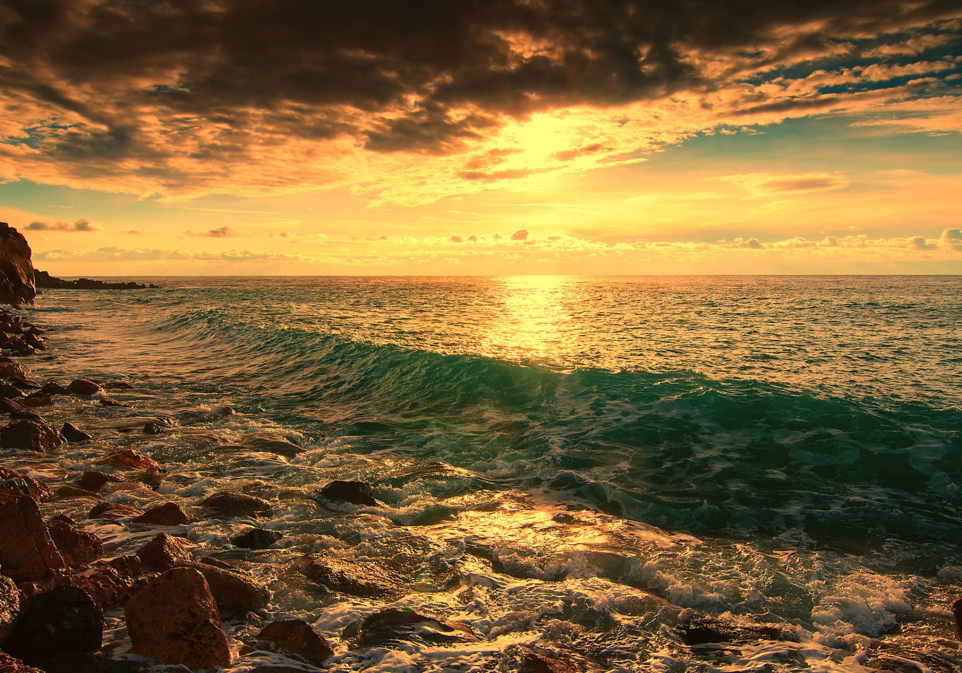 mar costa piedras olas