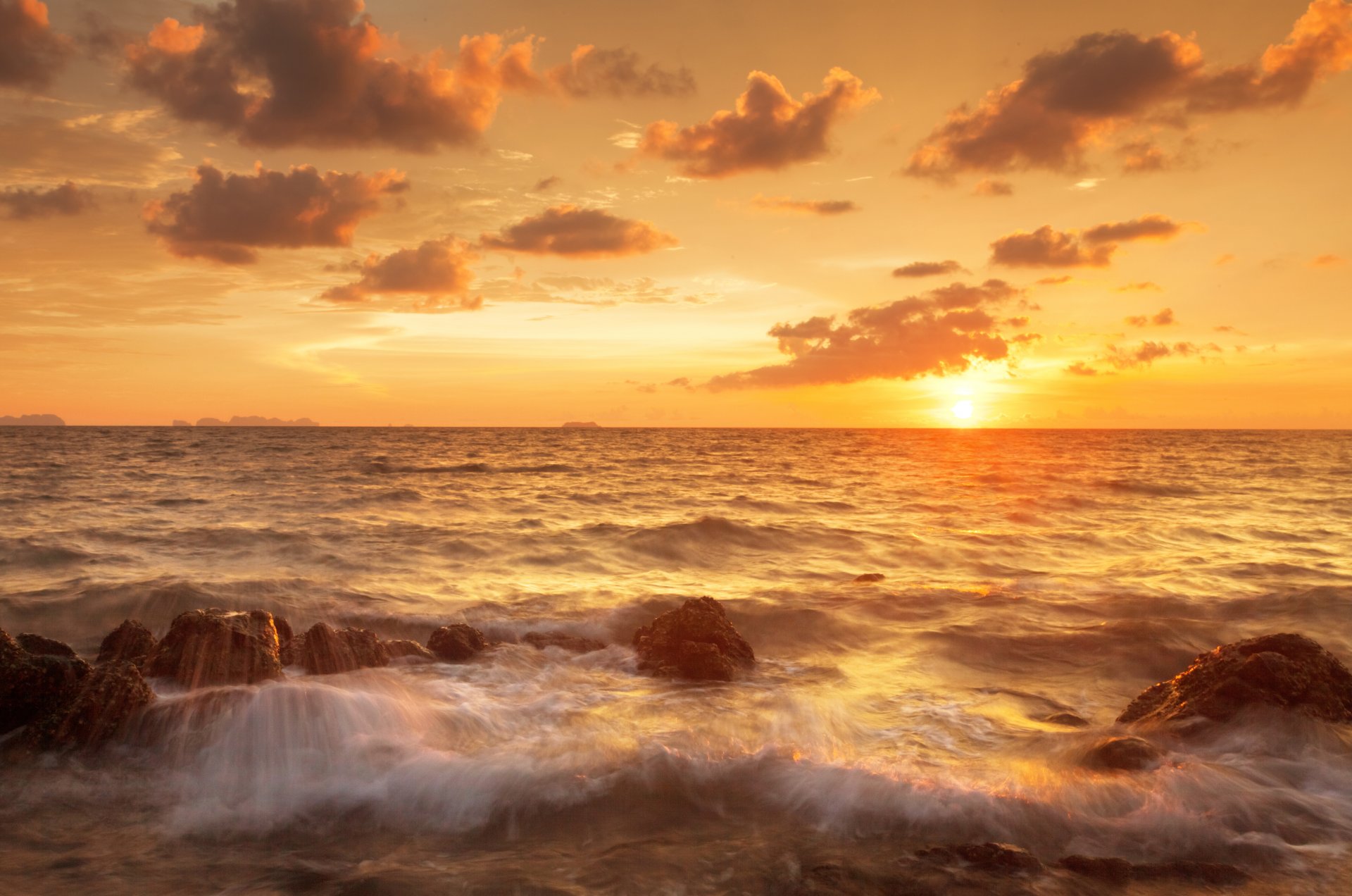 schöne tropische sonnenuntergang szene meer sand küste himmel wolken natur landschaft thailand schöne tropische sonnenuntergang szene