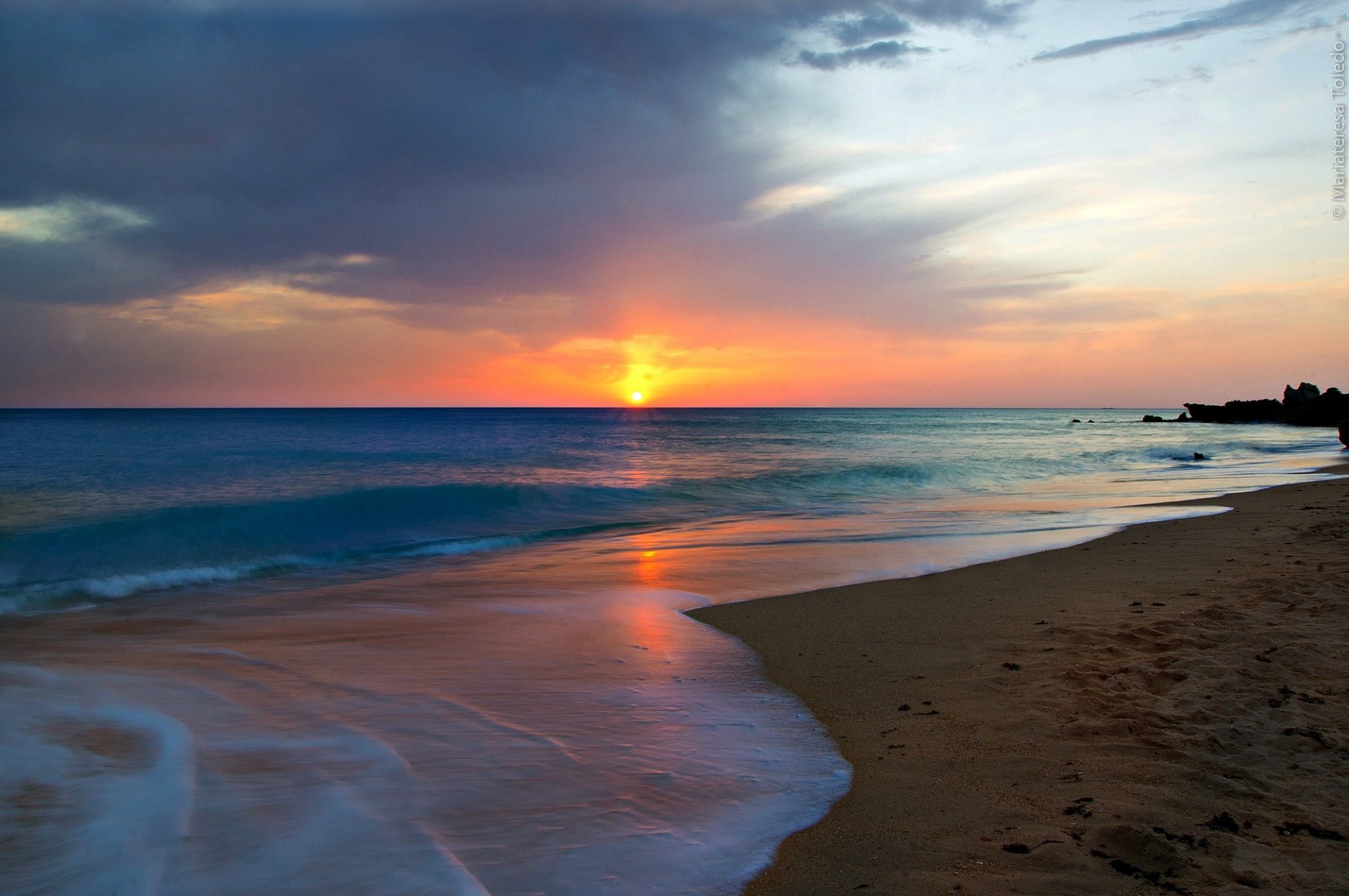 Фото моря и пляжа на рассвете