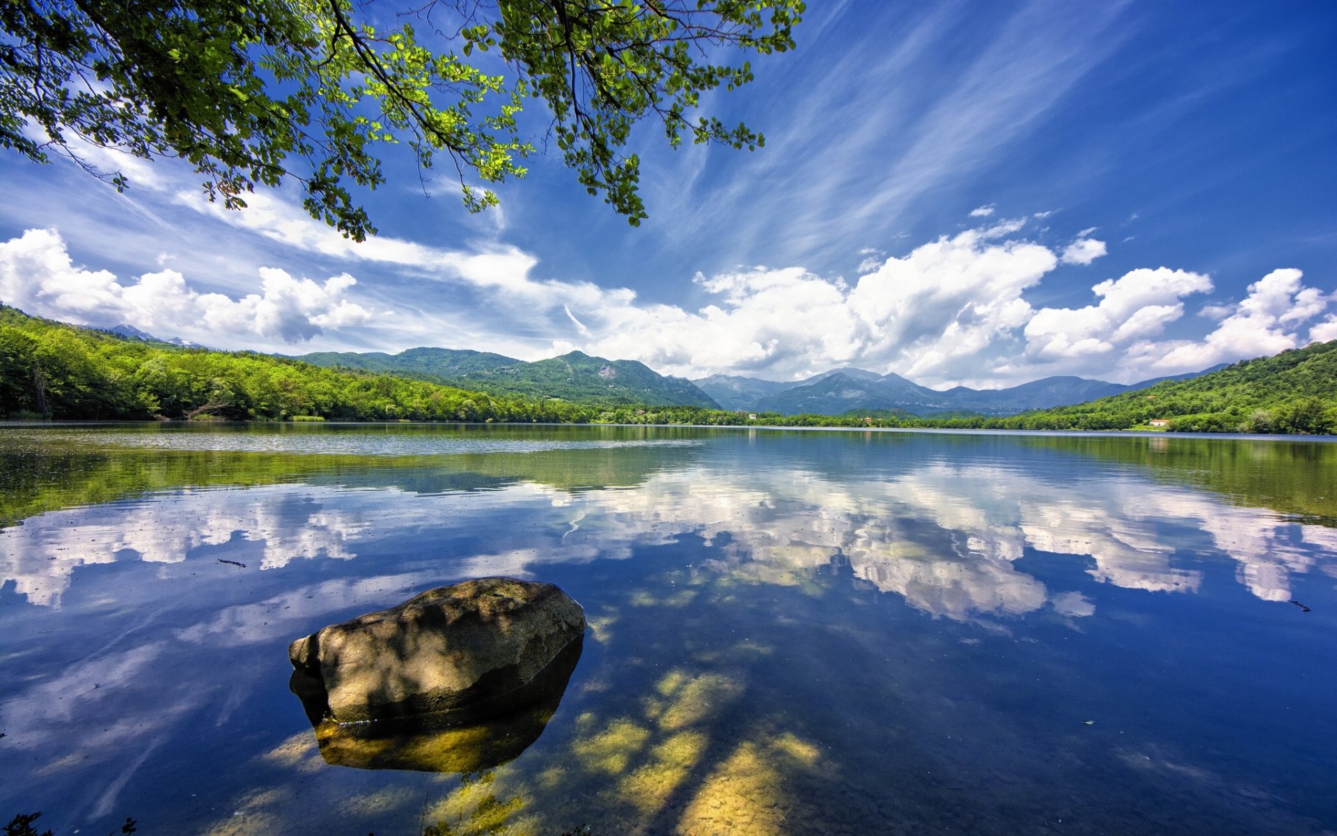 petit lac avigliana italie lac nuages réflexion pierre