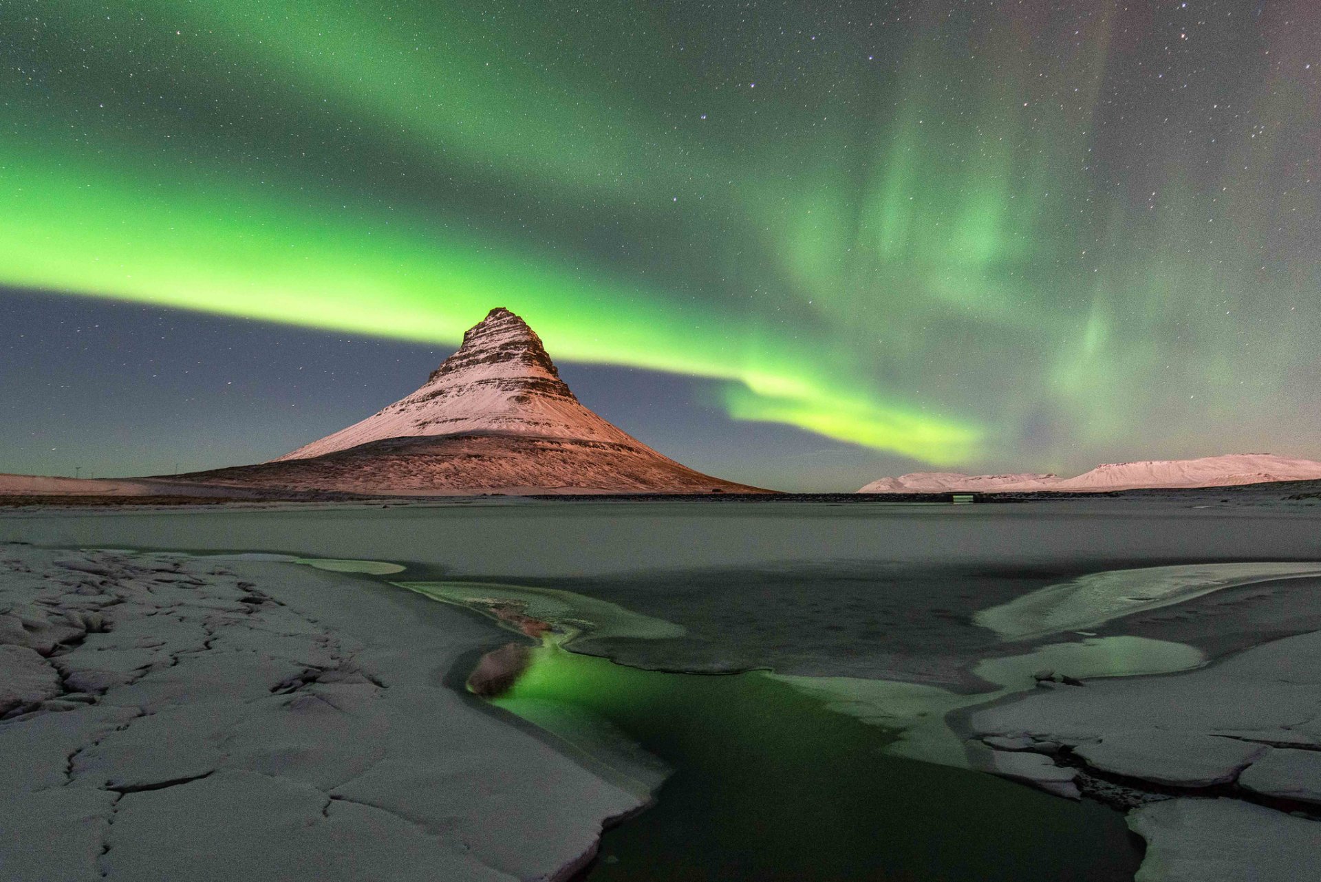 islandia kirkjufell montaña cielo aurora boreal noche