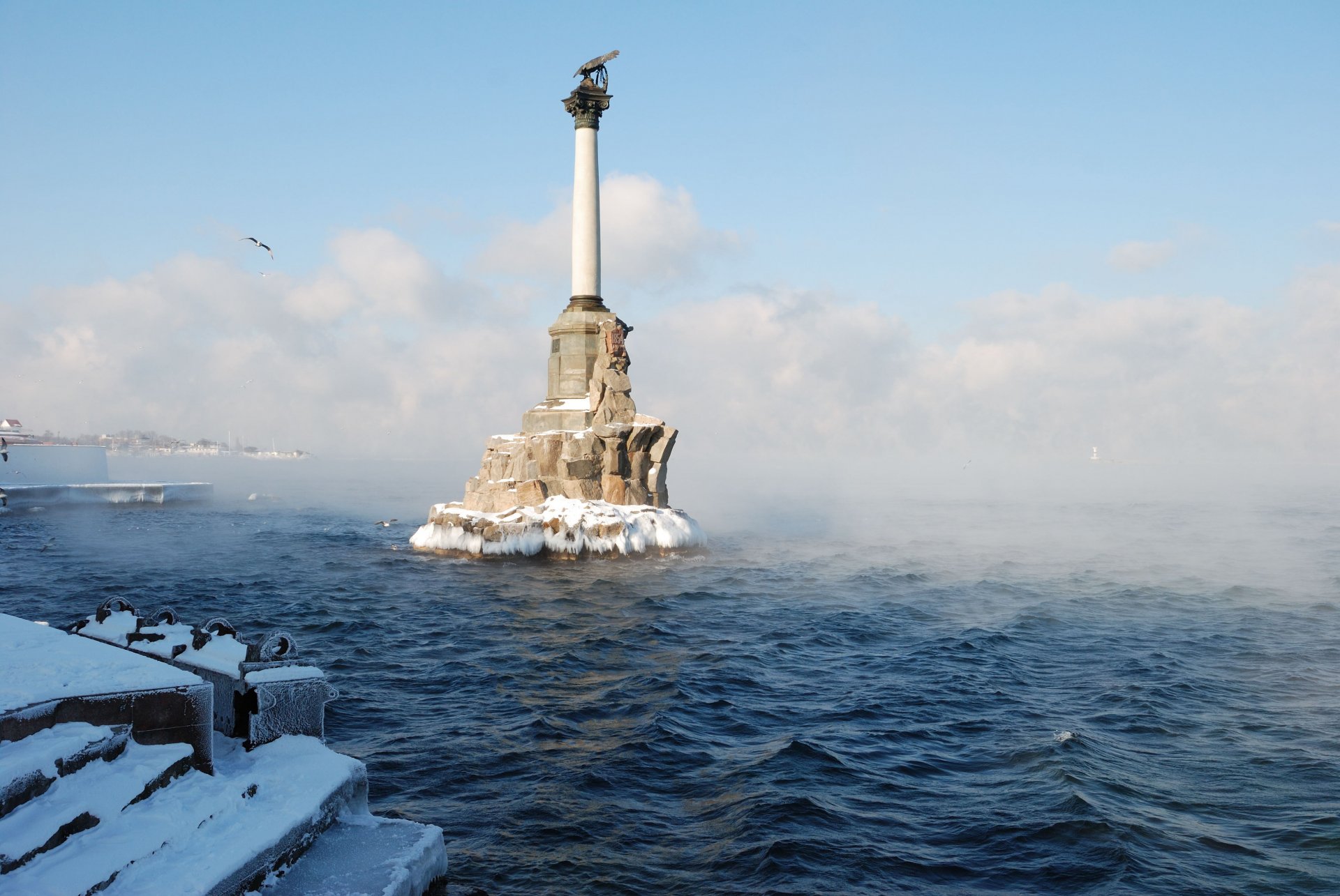 sewastopol miasto bohater woda pomnik zatopionych statków zima śnieg nabrzeże świeżość mgła chmury krym rosja