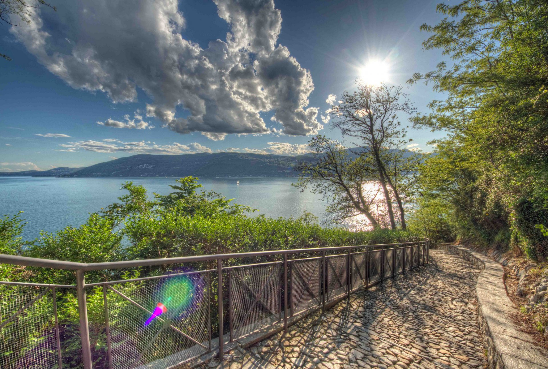 leggiuno varèse lombardie italie lac majeur lago maggiore lac passerelle montagnes arbres