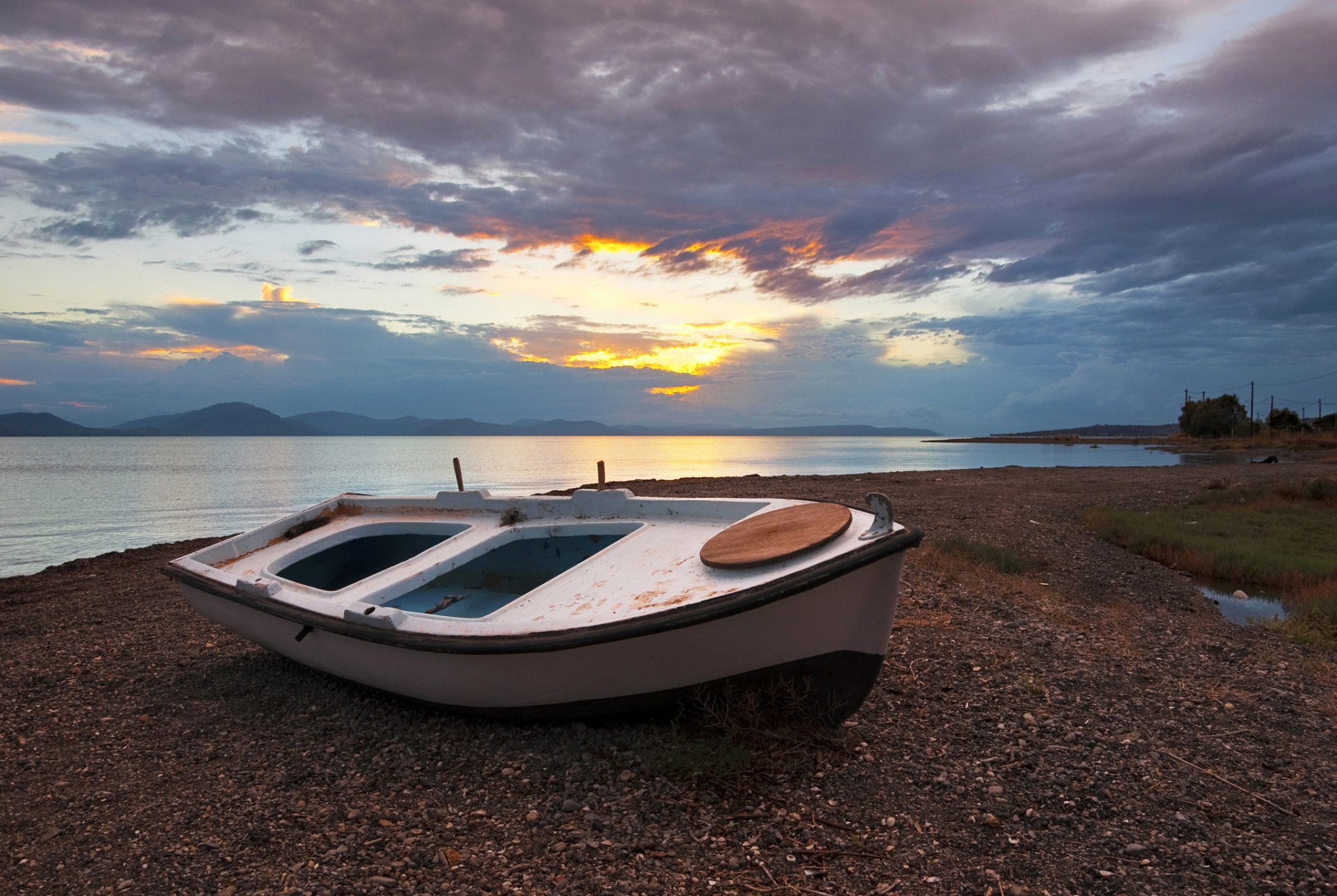 lago spiaggia barca nuvole nuvole tramonto