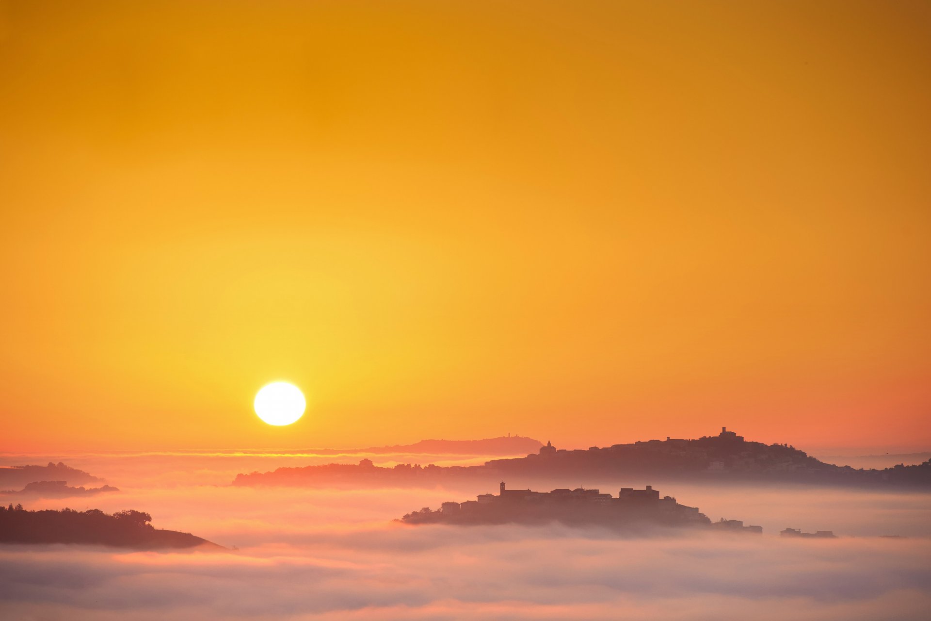 italia marche nebbia mattina sole alba