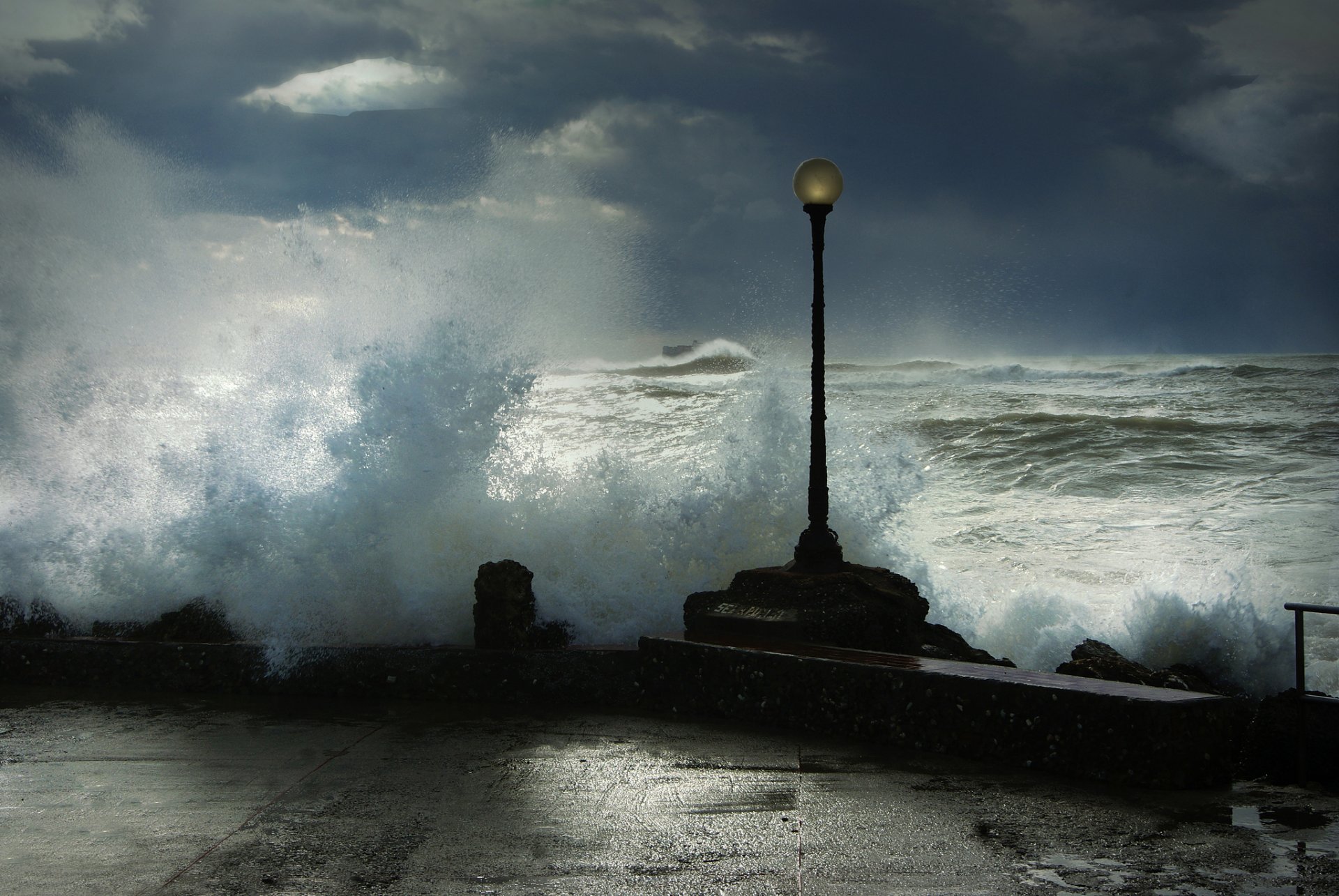 mer remblai lanterne vagues tempête éclaboussures