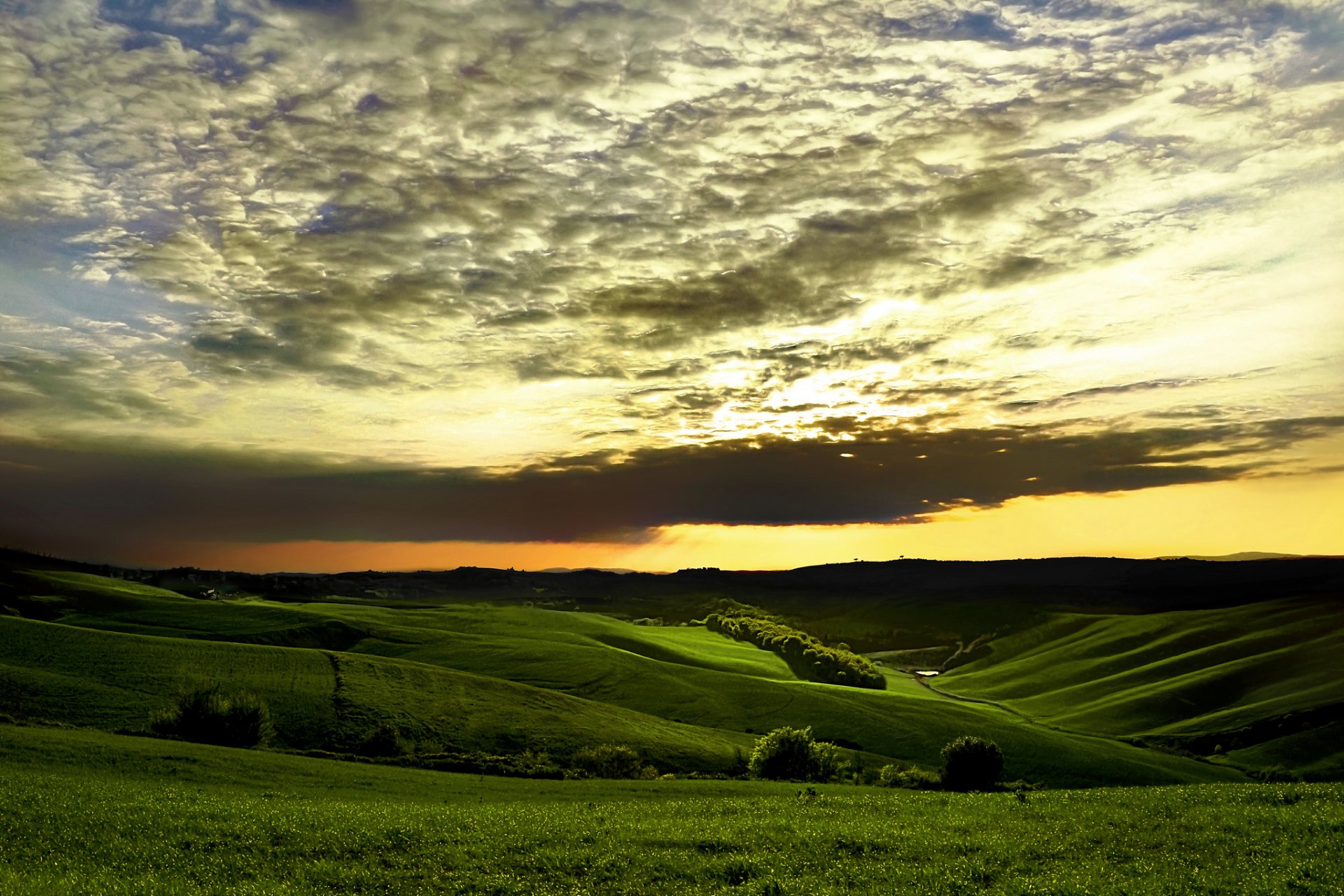 colinas árboles hierba vegetación puesta de sol cielo nubes