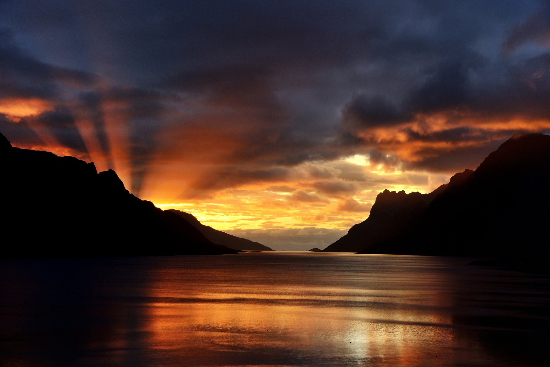 montañas bahía nubes puesta de sol