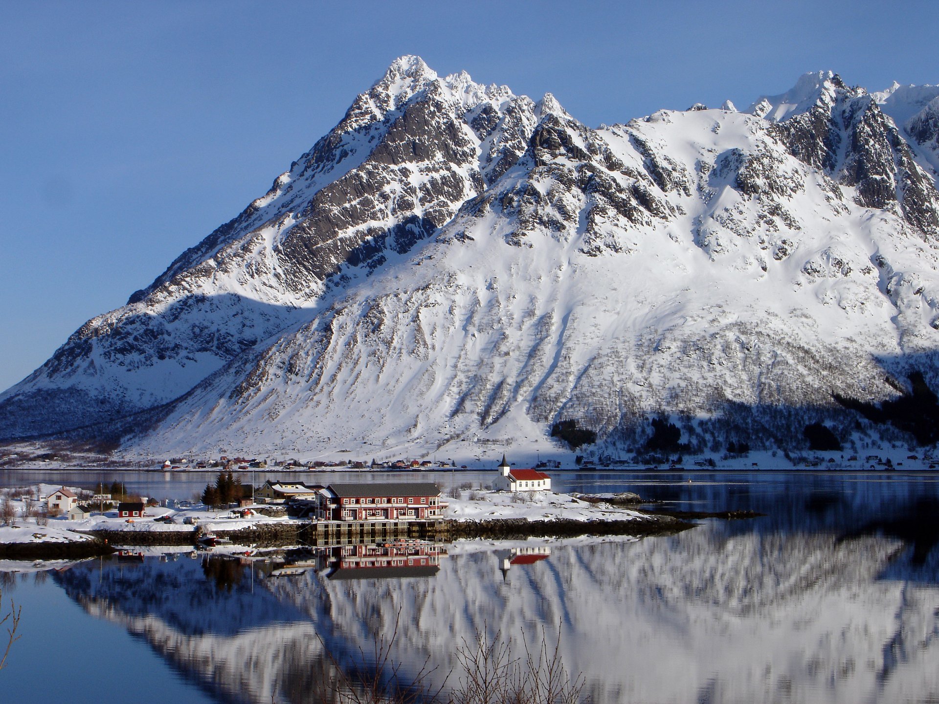 norvège lofoten montagnes neige hiver baie cap maison église