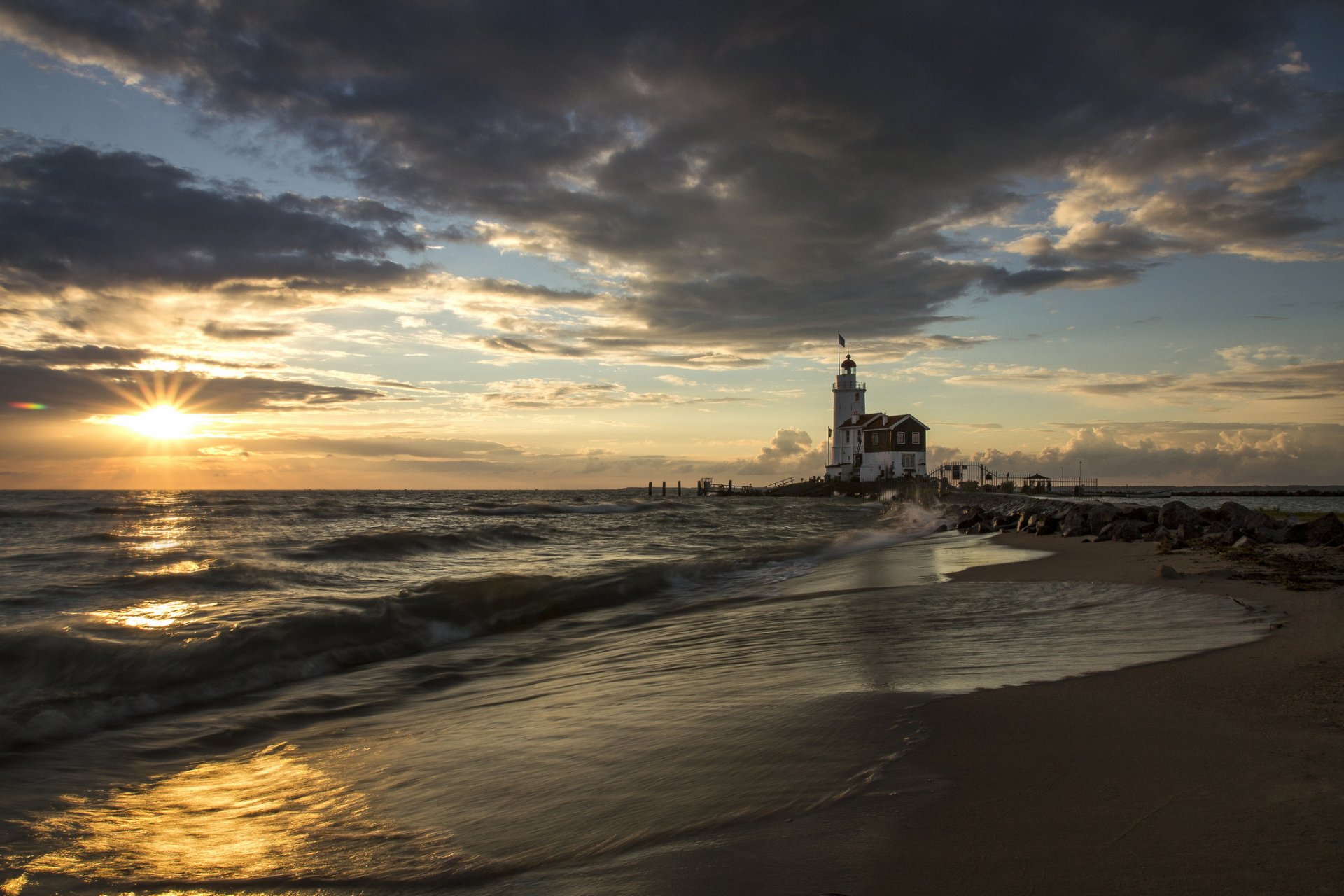 hiszpania costa blanca morze plaża molo latarnia morska poranek słońce wschód słońca