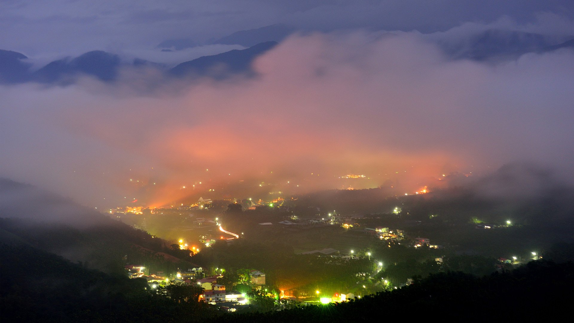 nacht hügel stadt lichter höhe draufsicht nebel