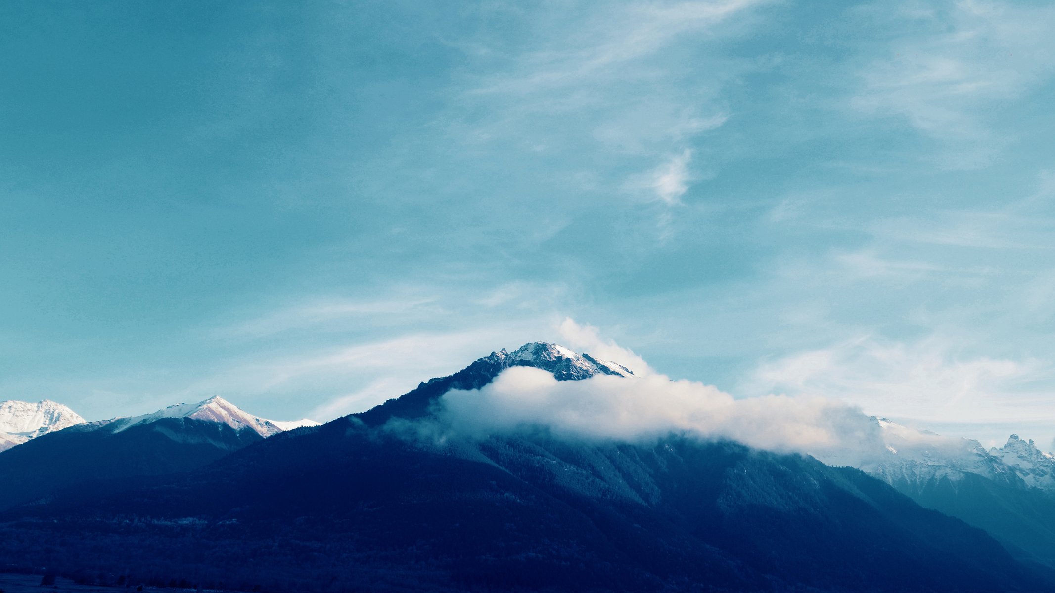 montañas nubes picos nieve naturaleza