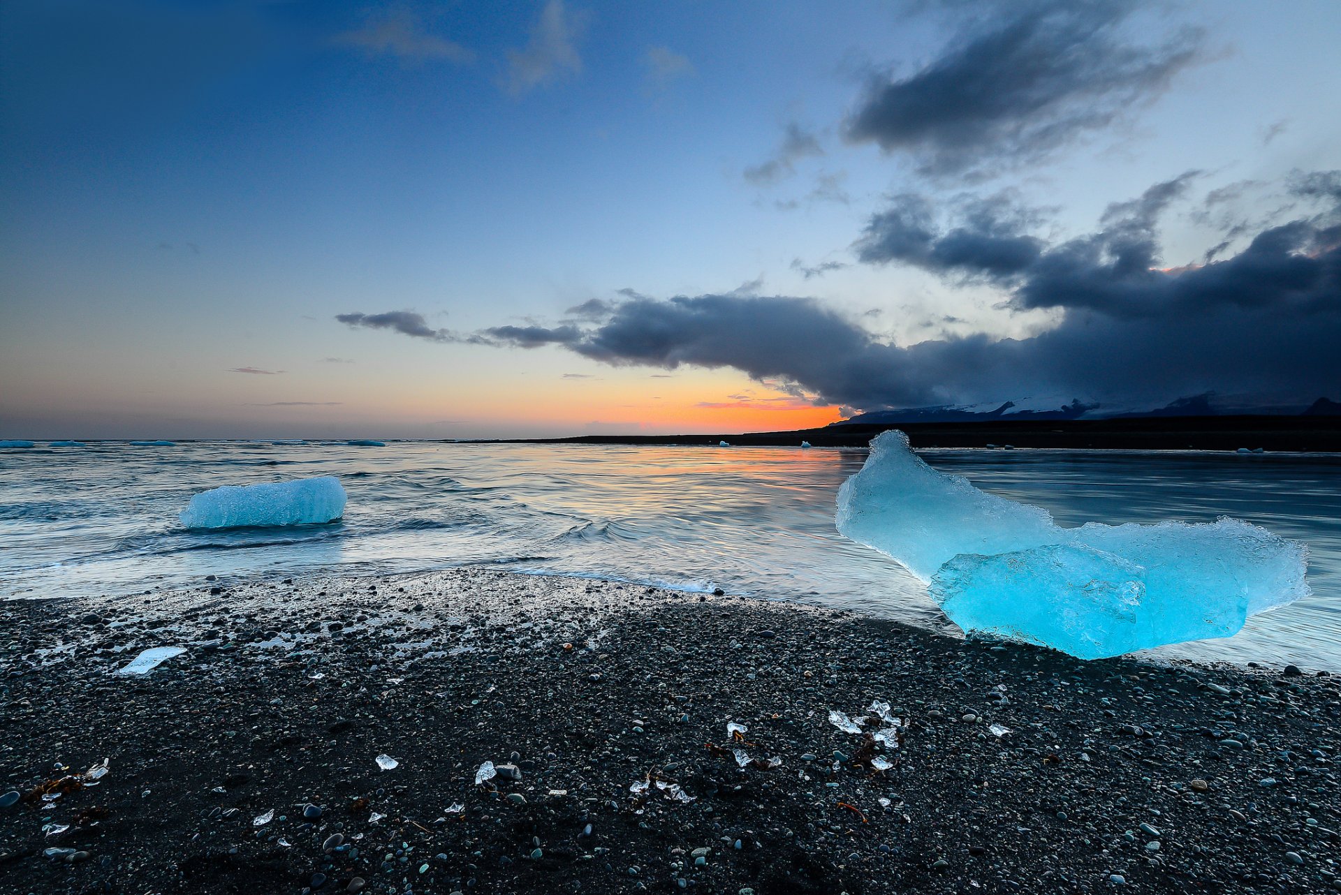 islandia playa témpanos de hielo puesta de sol