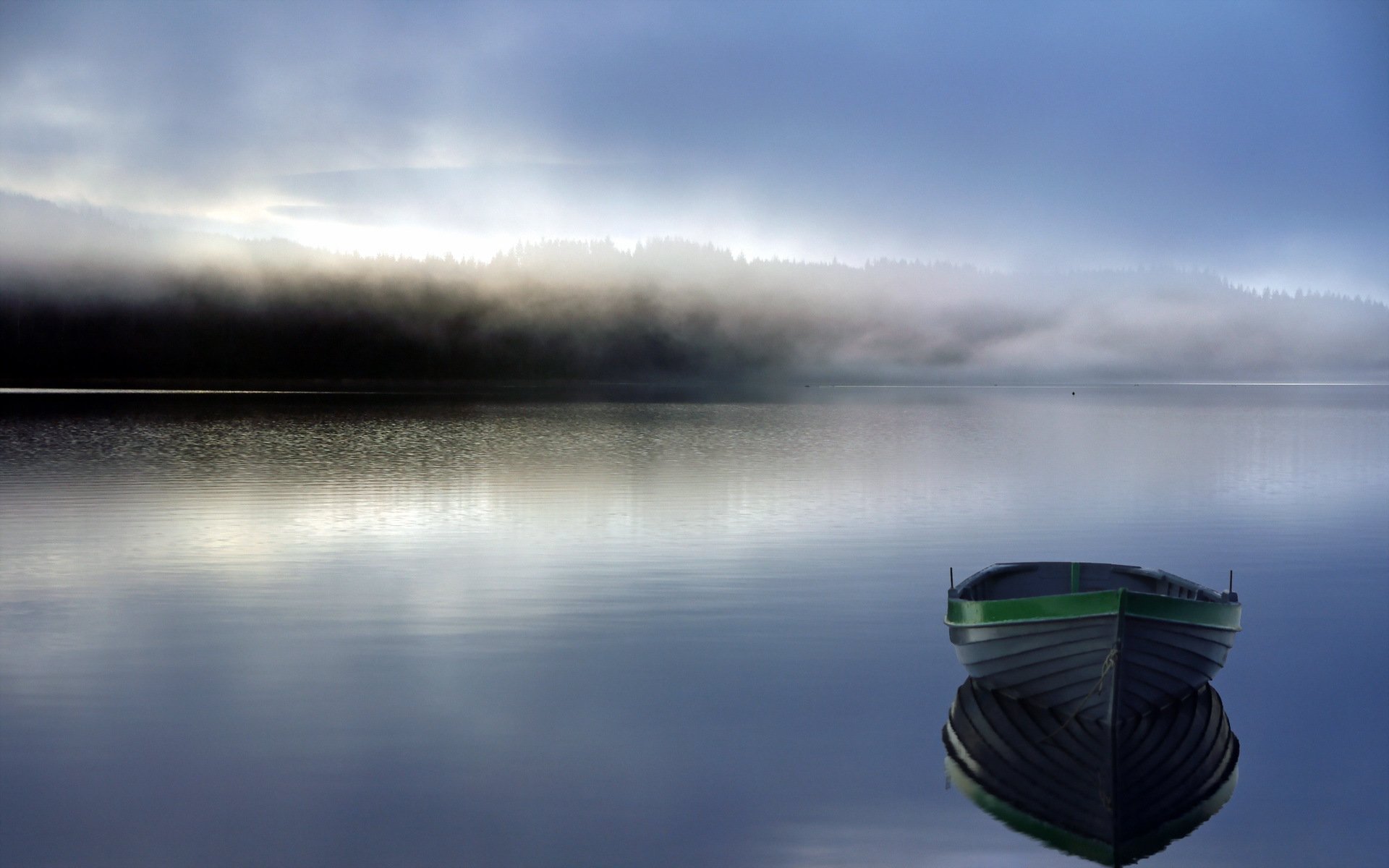 mattina nebbia lago barca paesaggio