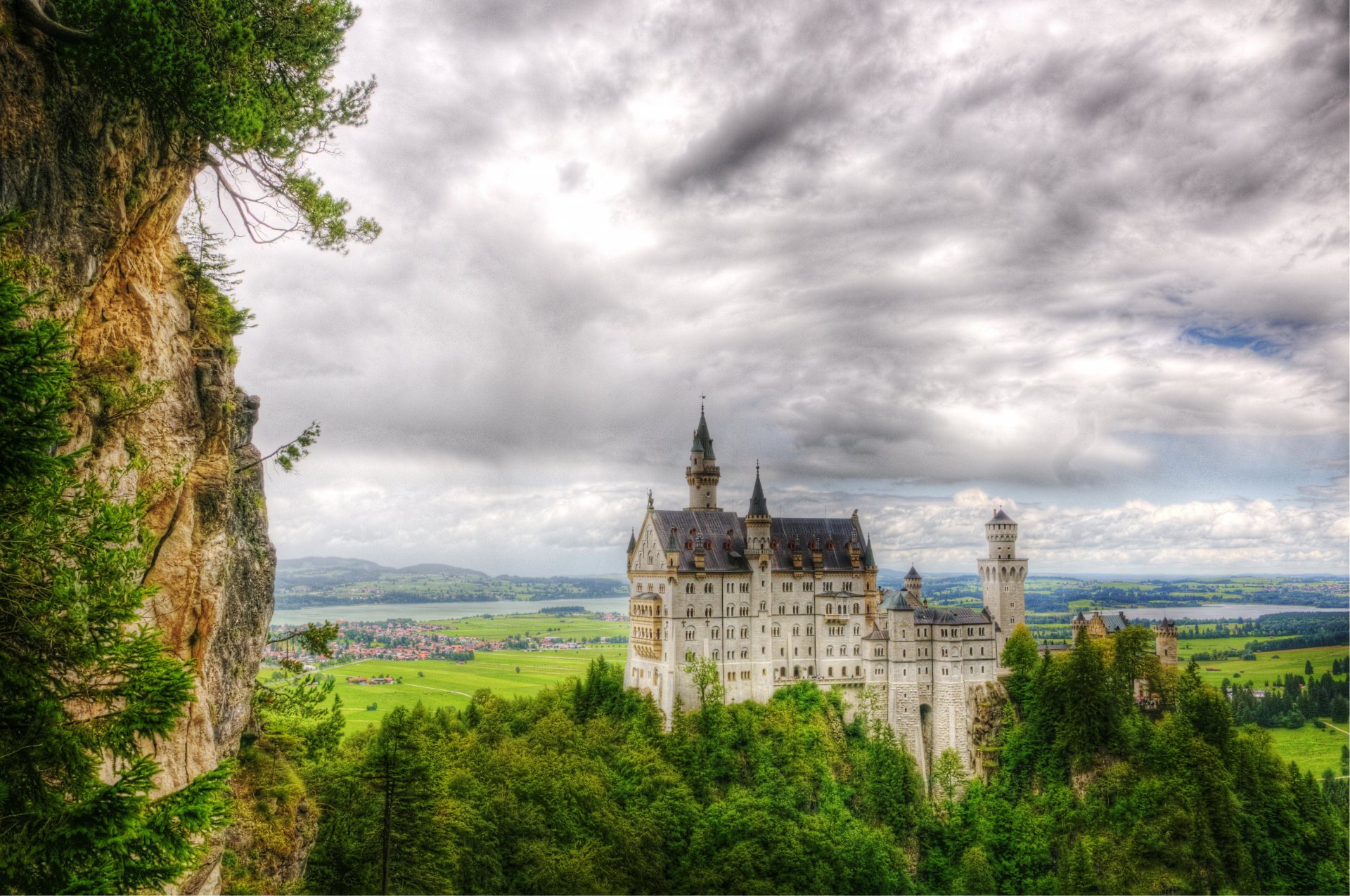 germania sud-ovest baviera castello neuschwanstein foresta valle