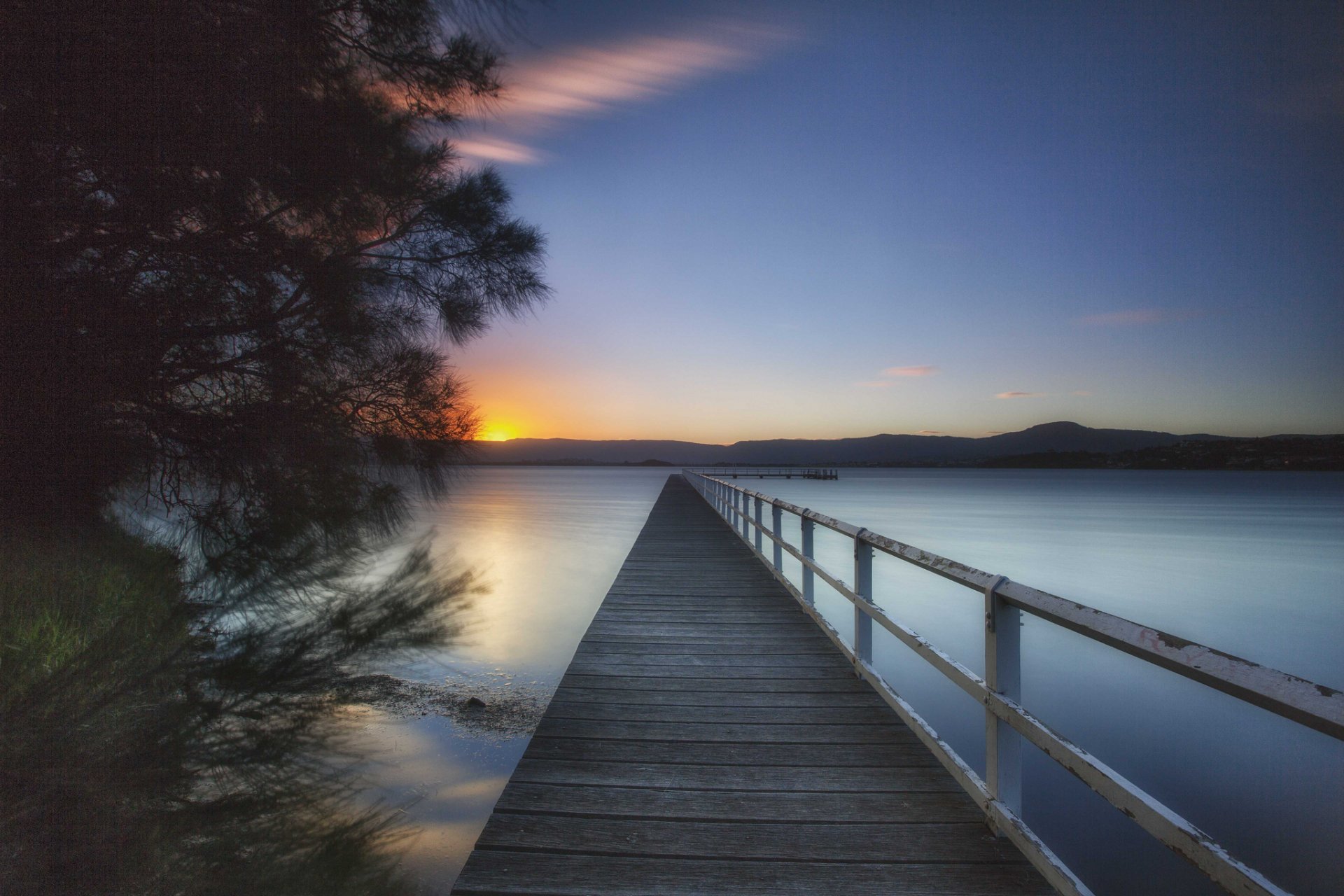 montañas lago muelle árbol mañana amanecer