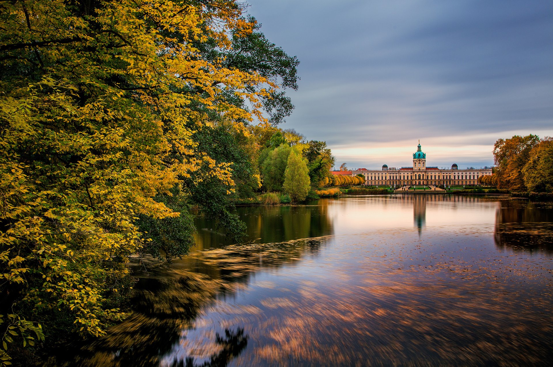 zamek charlottenburg berlin niemcy pałac charlottenburg jezioro natura jesień drzewa