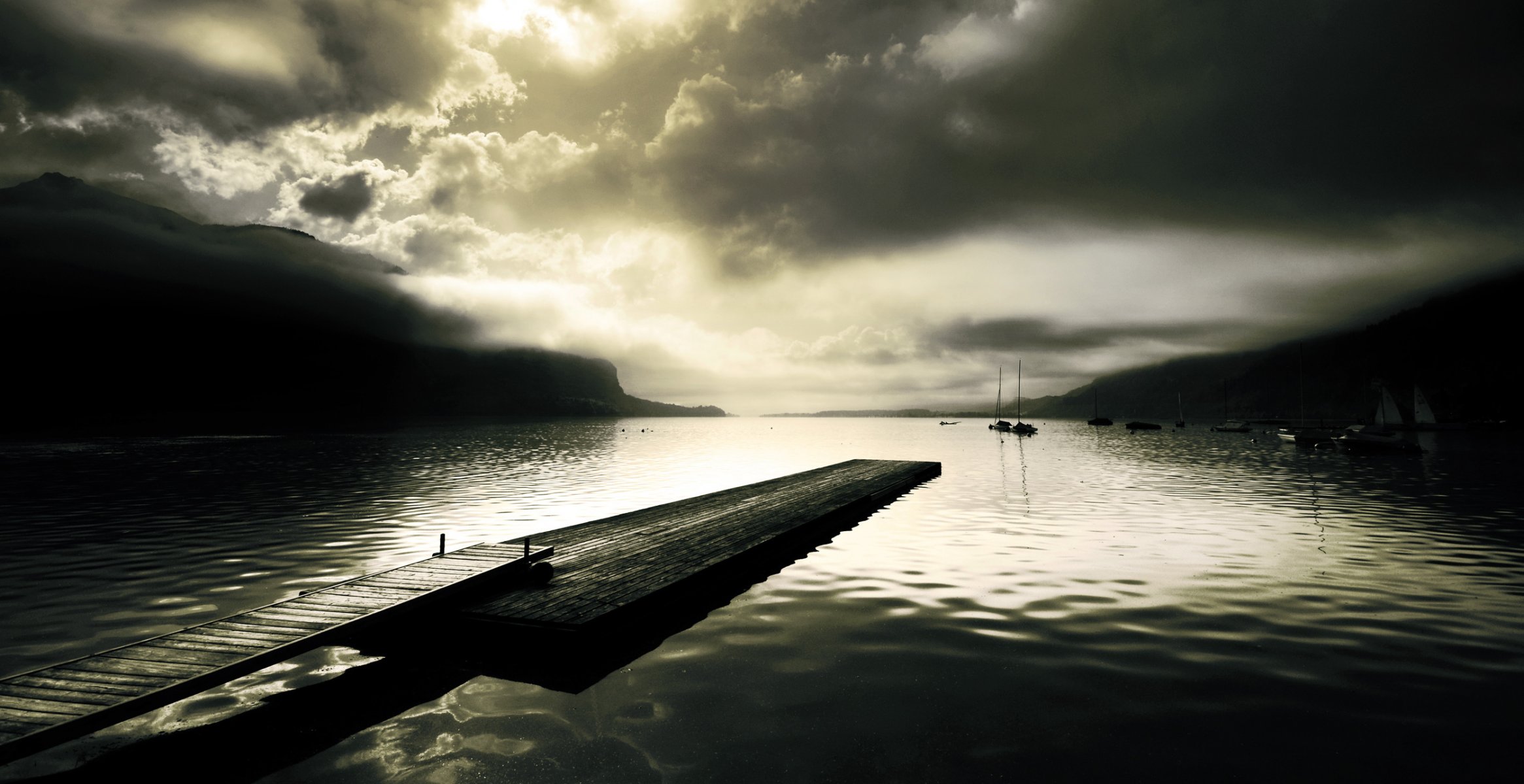 lago superficie muelle muelle tablas colinas barcos velero yates niebla