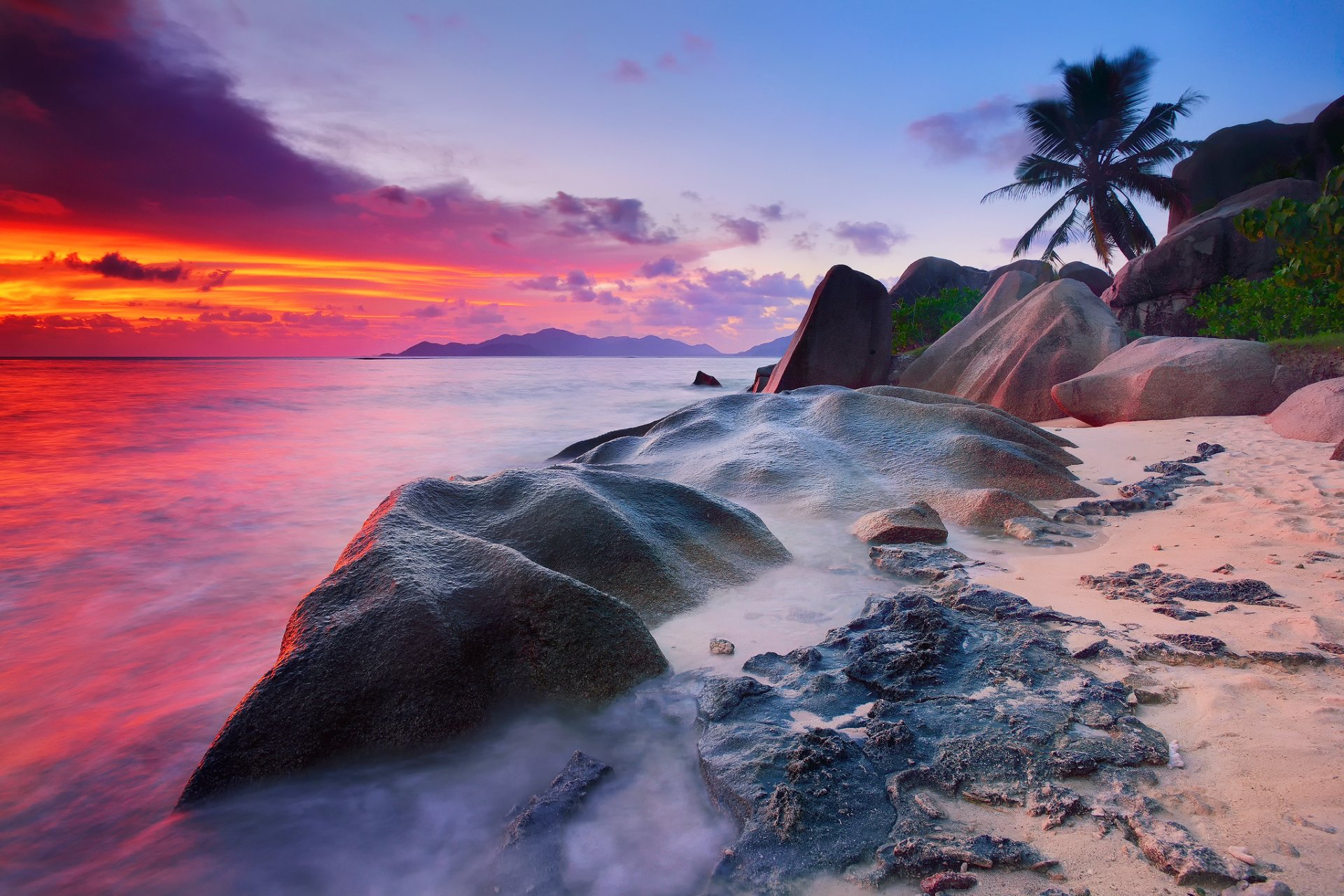 seychelles isla de la digue océano índico mar agua exposición piedras rocas playa palmeras árboles arbustos cielo nubes mañana noche