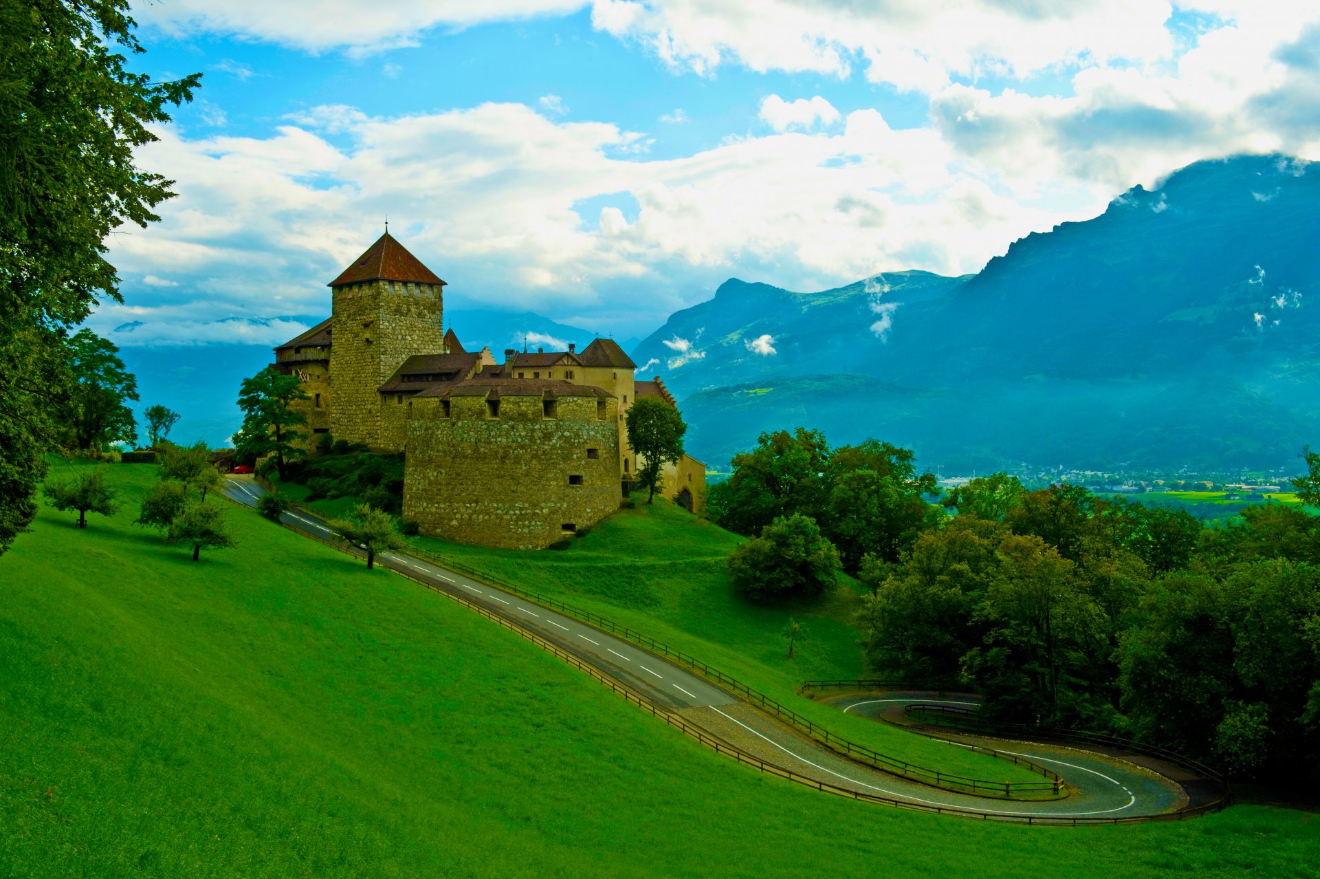 castello fortezza antichità montagne alberi cielo nuvole strada erba estate