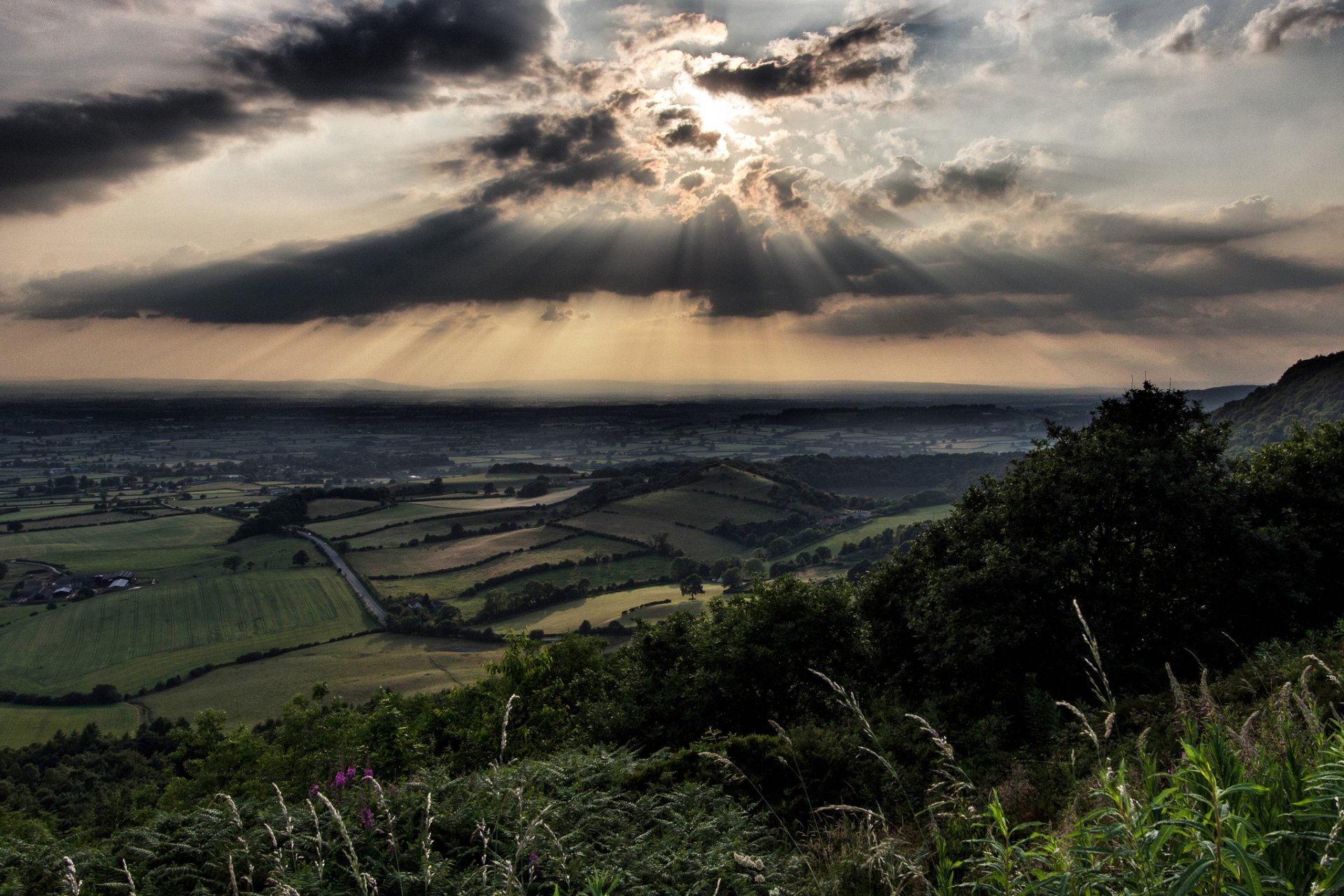 tal licht wolken strahlen sommer gras felder