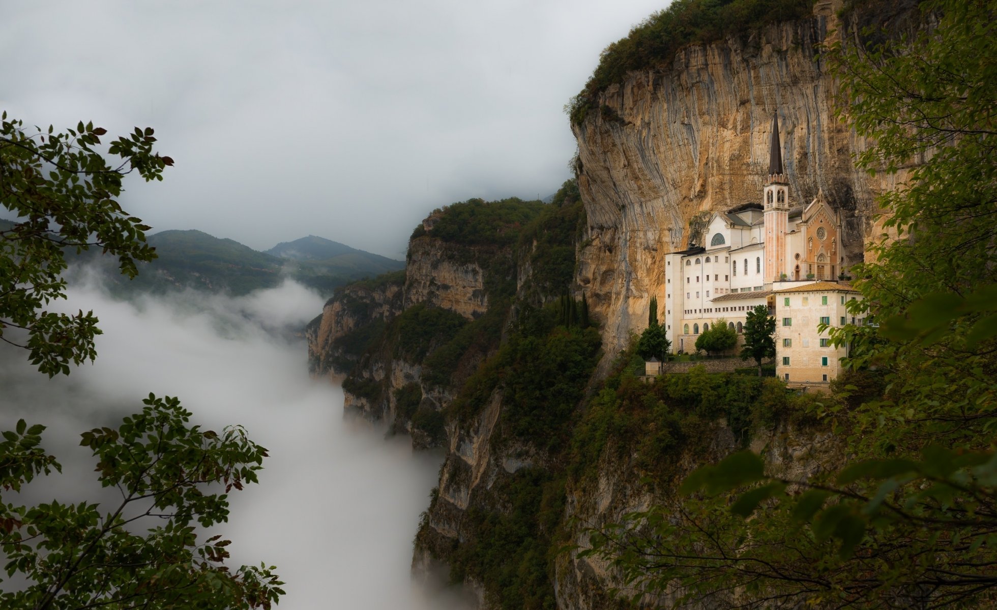 naturaleza castillo montañas niebla follaje