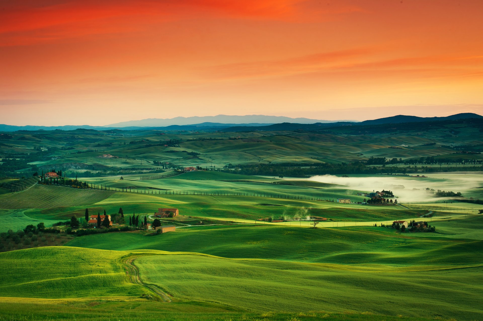 italia toscana cielo tramonto campi case strada colline montagne orizzonte