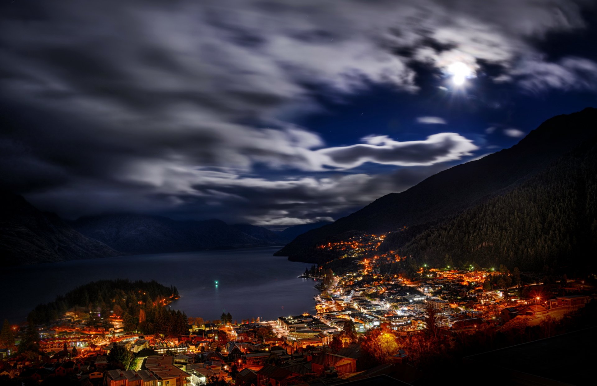 nueva zelanda queenstown noche gras nubes orgullo ciudad lago bahía casas luces calles bosque árboles paisaje panorama