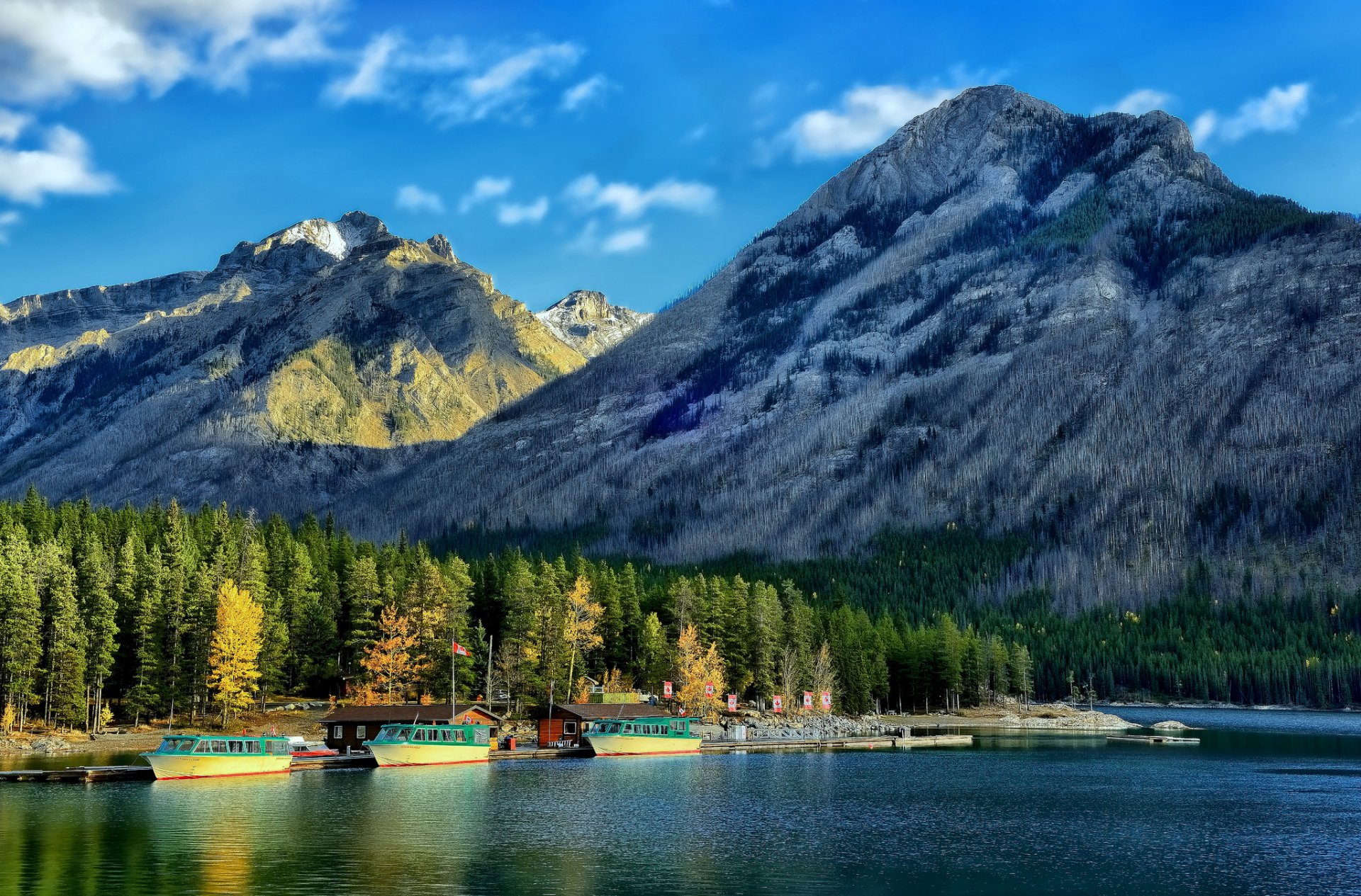 minnewanka canadian rockies park narodowy banff alberta kanada jezioro minnewanka banff canadian rockies przystań statki las