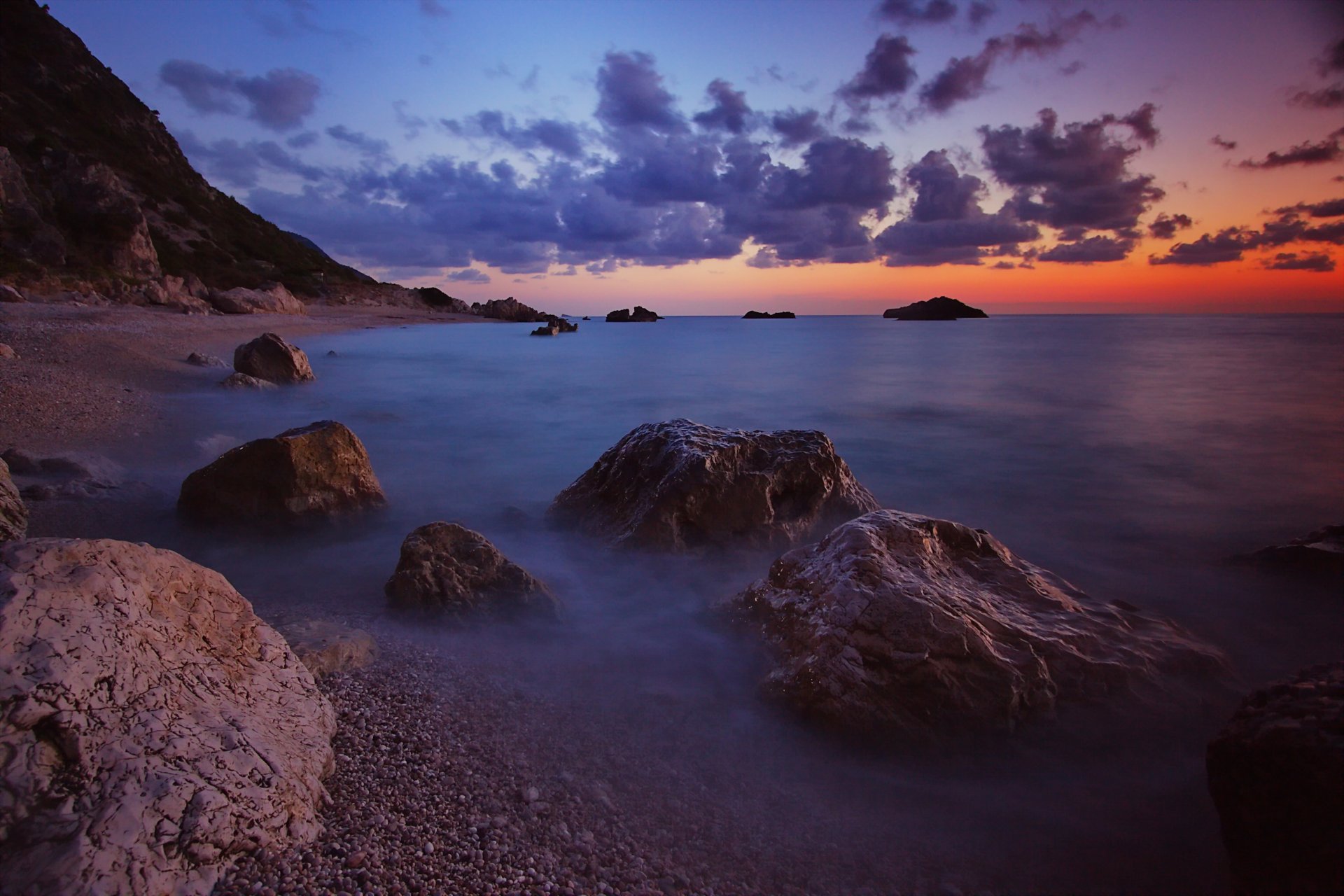 soir mer vagues côte pierres ciel nuages horizon coucher de soleil