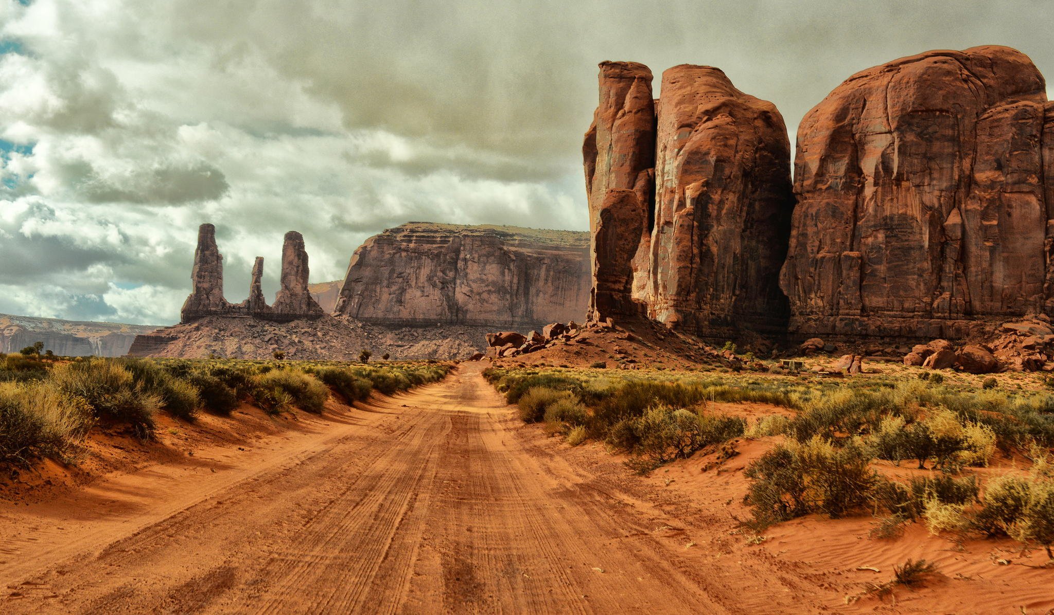 arizona monument valley usa monument valley droga ziemia piasek skały krzewy chmury