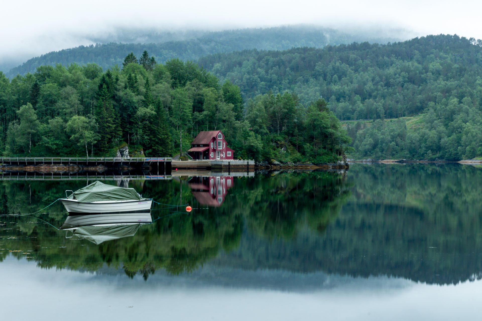 paysage lac forêt arbres maison bateau brouillard