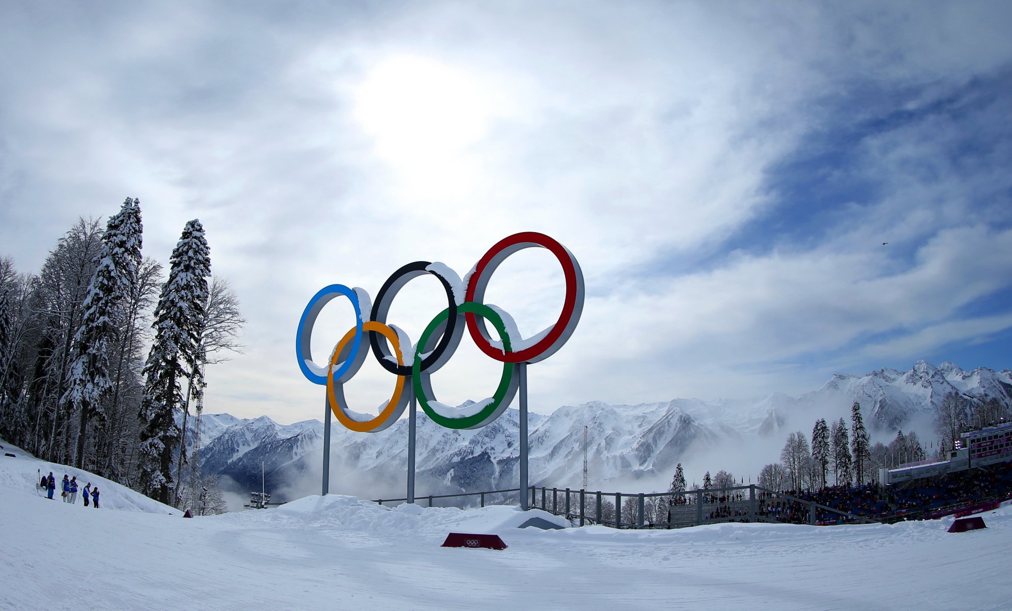 anneaux olympiques hiver neige montagnes arbres sotchi 2014 russie complexe laura