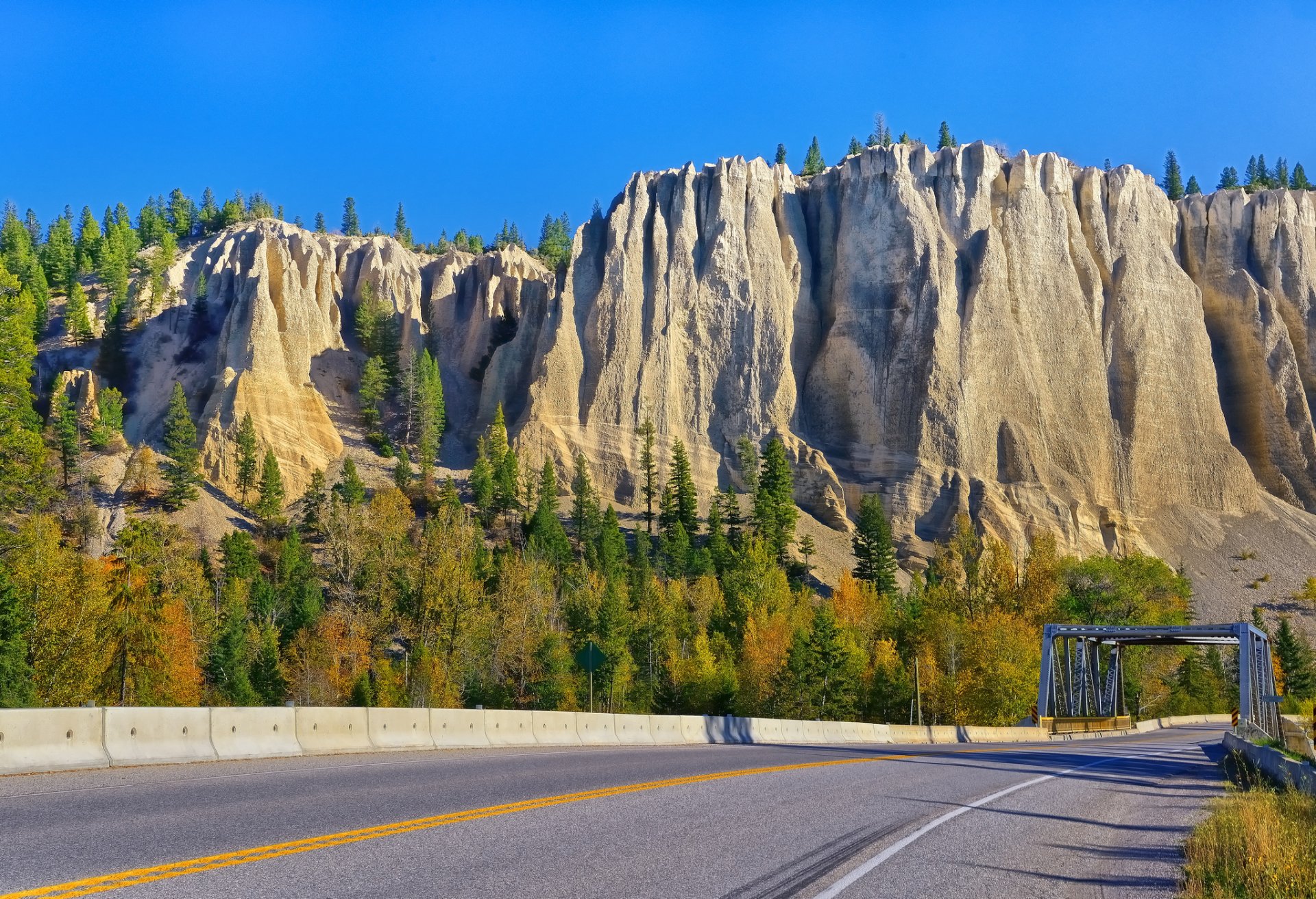 holland creek houdou columbia británica canadá carretera puente árboles rocas montañas