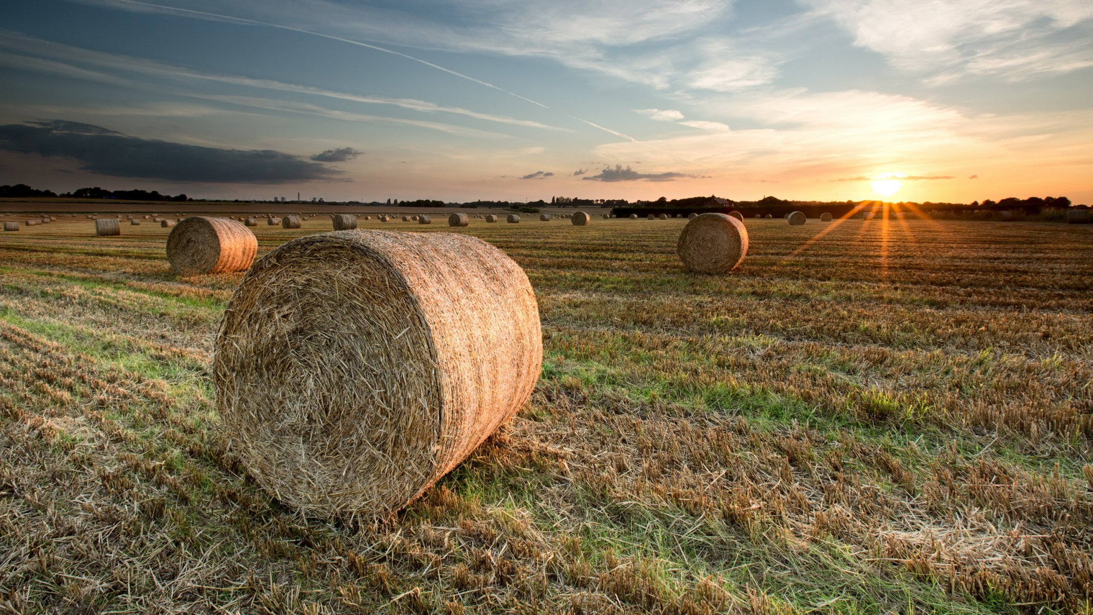 feld heu sonnenuntergang landschaft