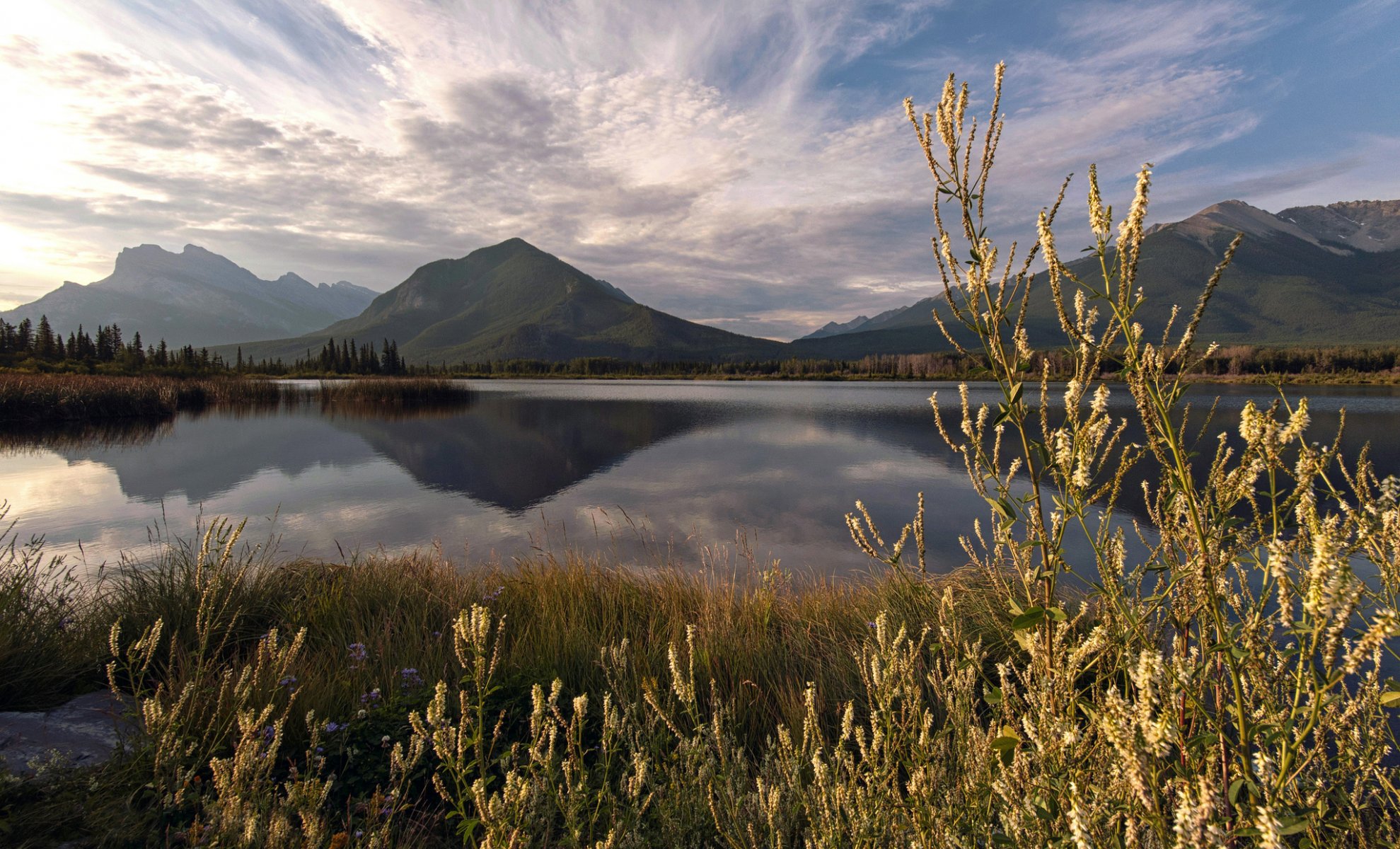 montagnes lac réflexion été