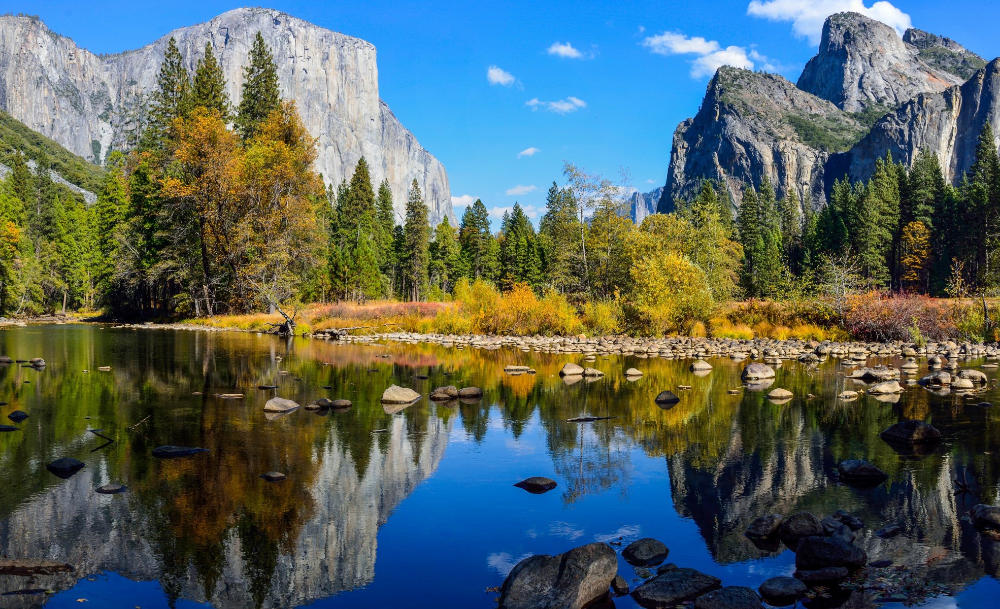 yosemite nationalpark sierra nevada berge see fluss wald bäume himmel wolken steine felsen herbst reflexion