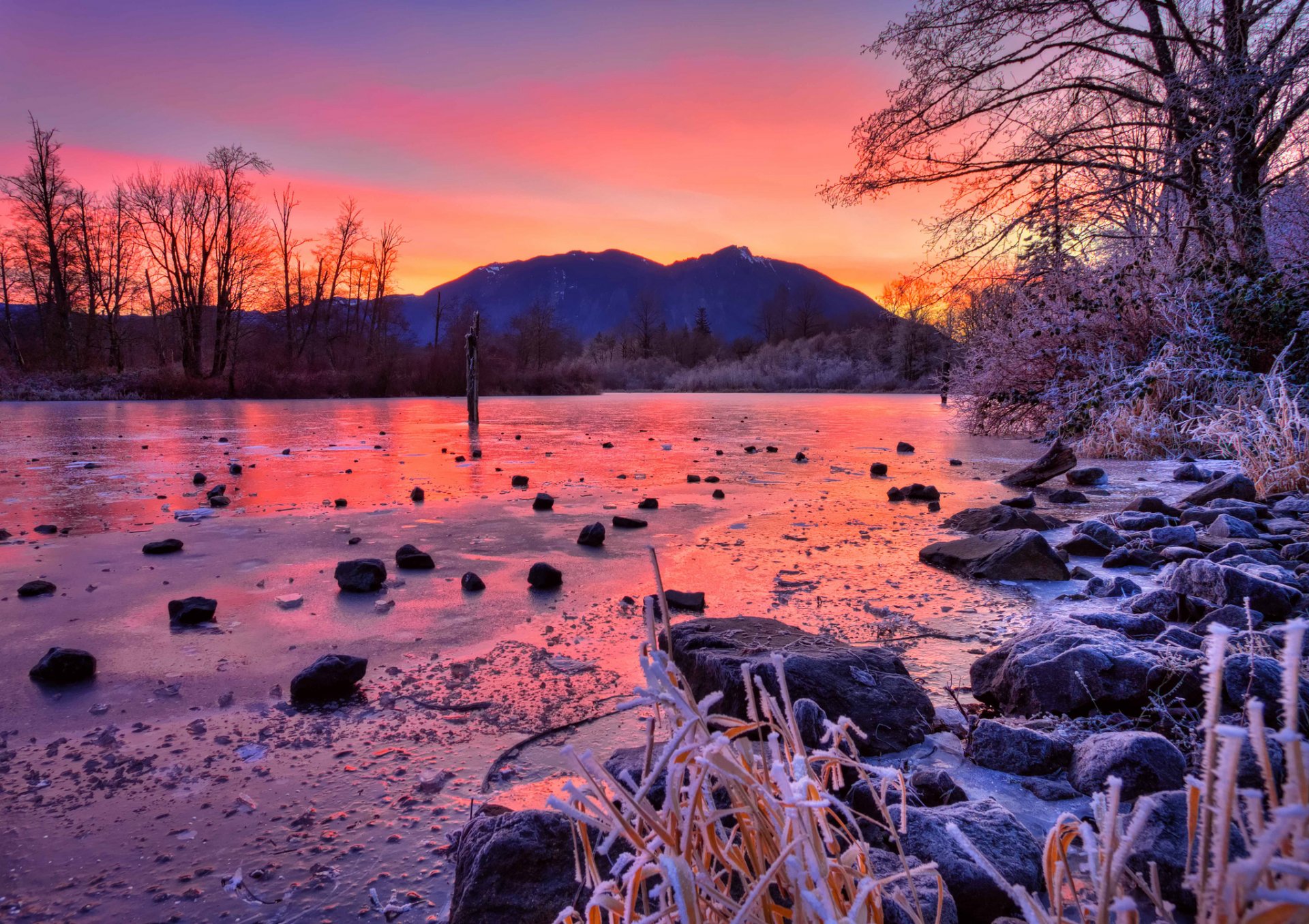 fluss berge sonnenuntergang steine winter bäume