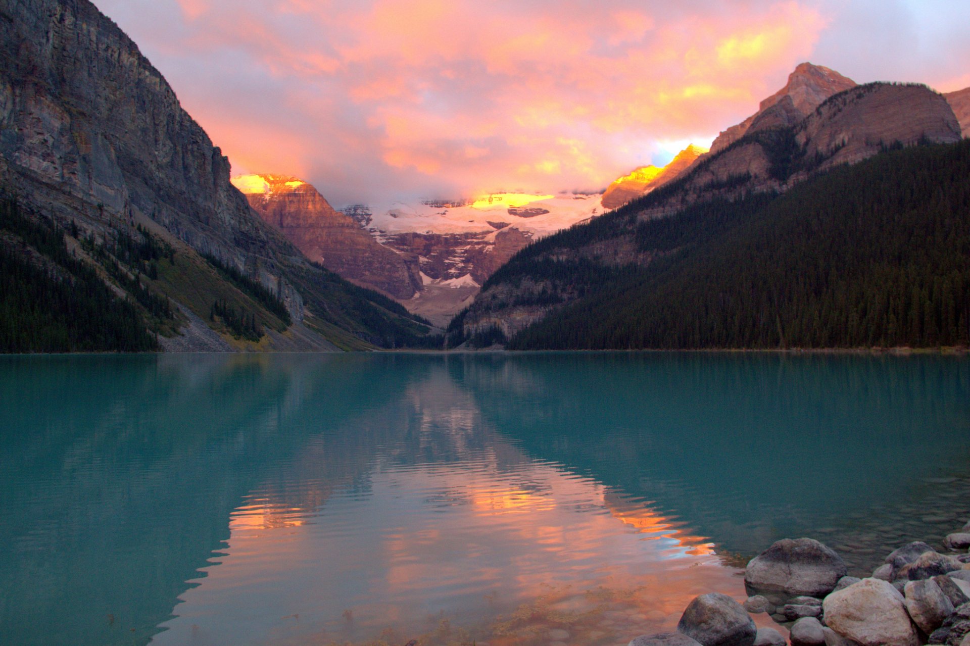 montagnes forêt lac coucher de soleil